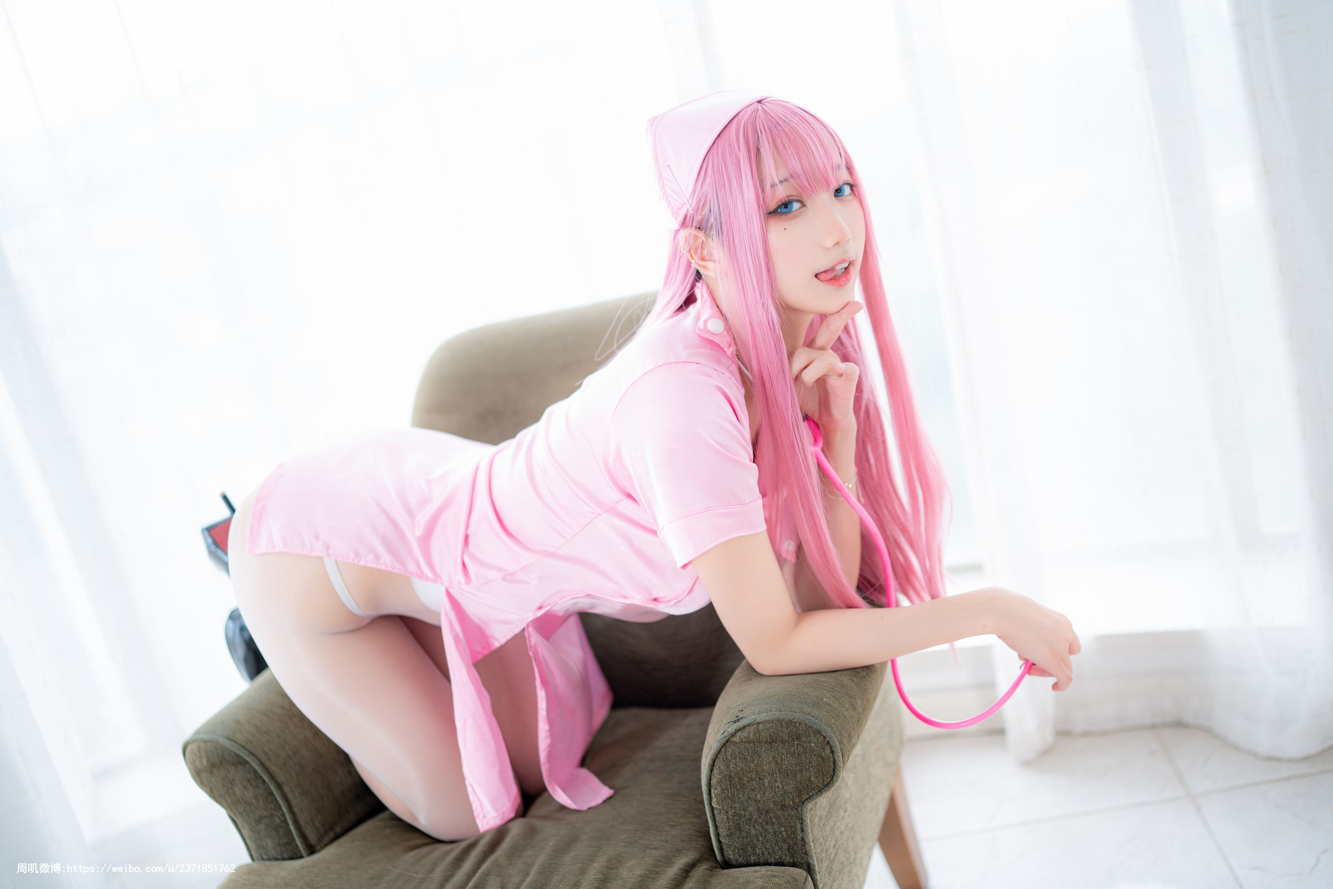 Internet Celebrity Coser Photobook] Pipi Naike is so cute & Zhou Ji is a cute bunny - Pink Blue Nurse