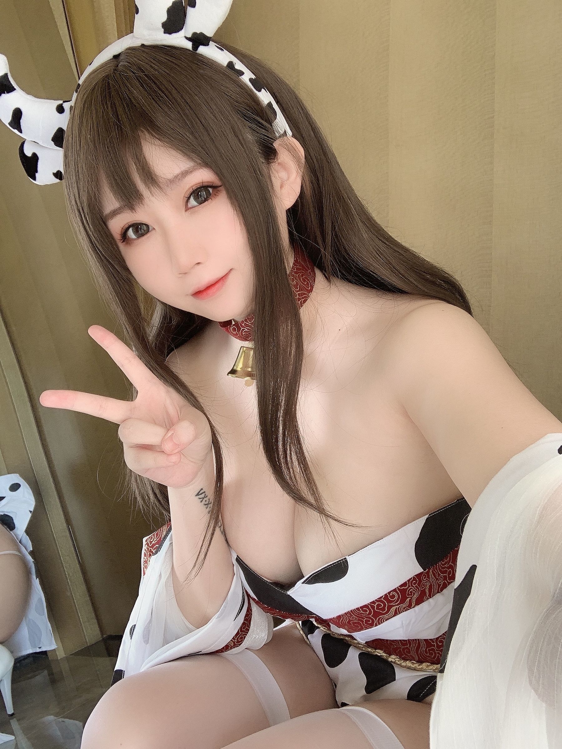 網紅COSER寫真] 蜜桃少女是依醬呀 - 牛牛和服