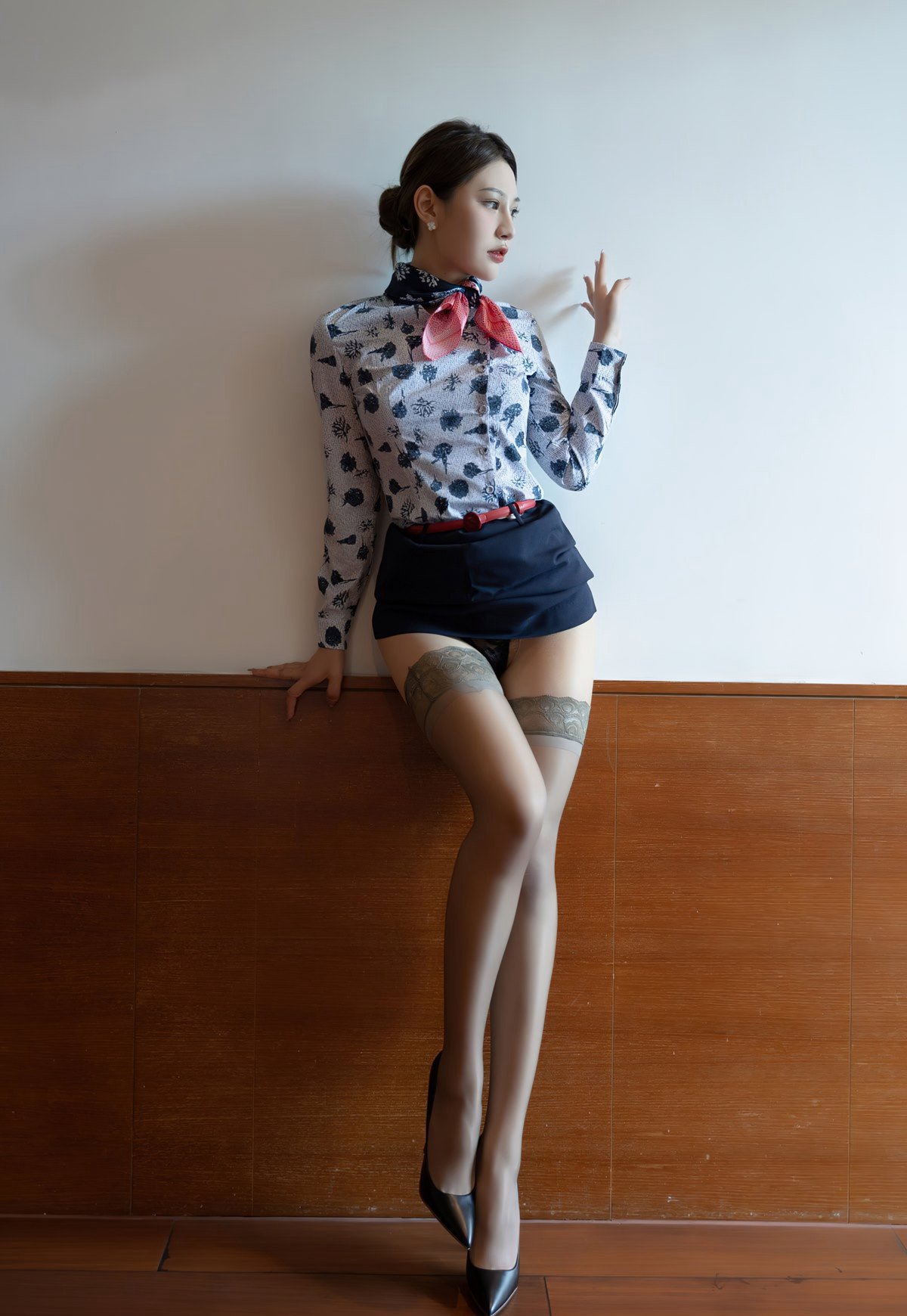 性感美女空姐灰絲丁字褲高翹臀後進翹臀屁股撅起來