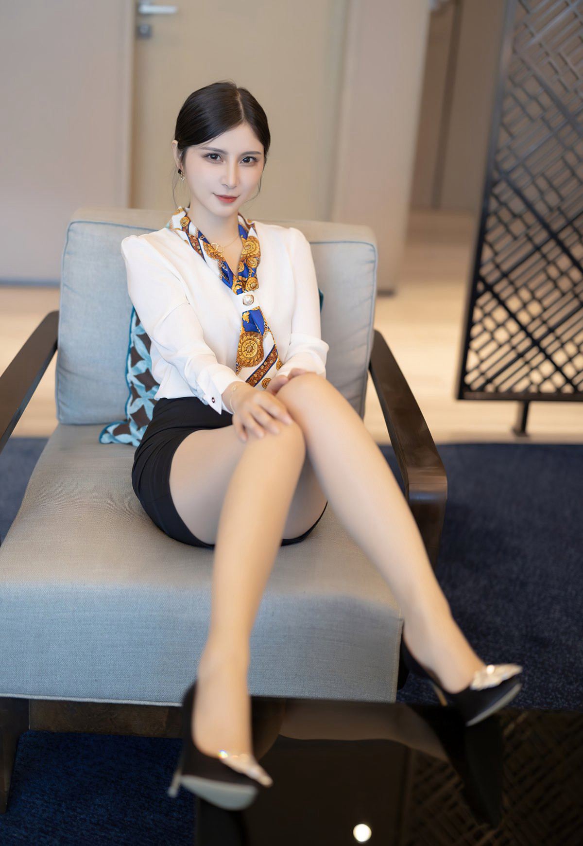 小蛮妖のセクシー制服による極限誘惑、情趣Tバック、豊満で高く持ち上がったおしりのポーズ