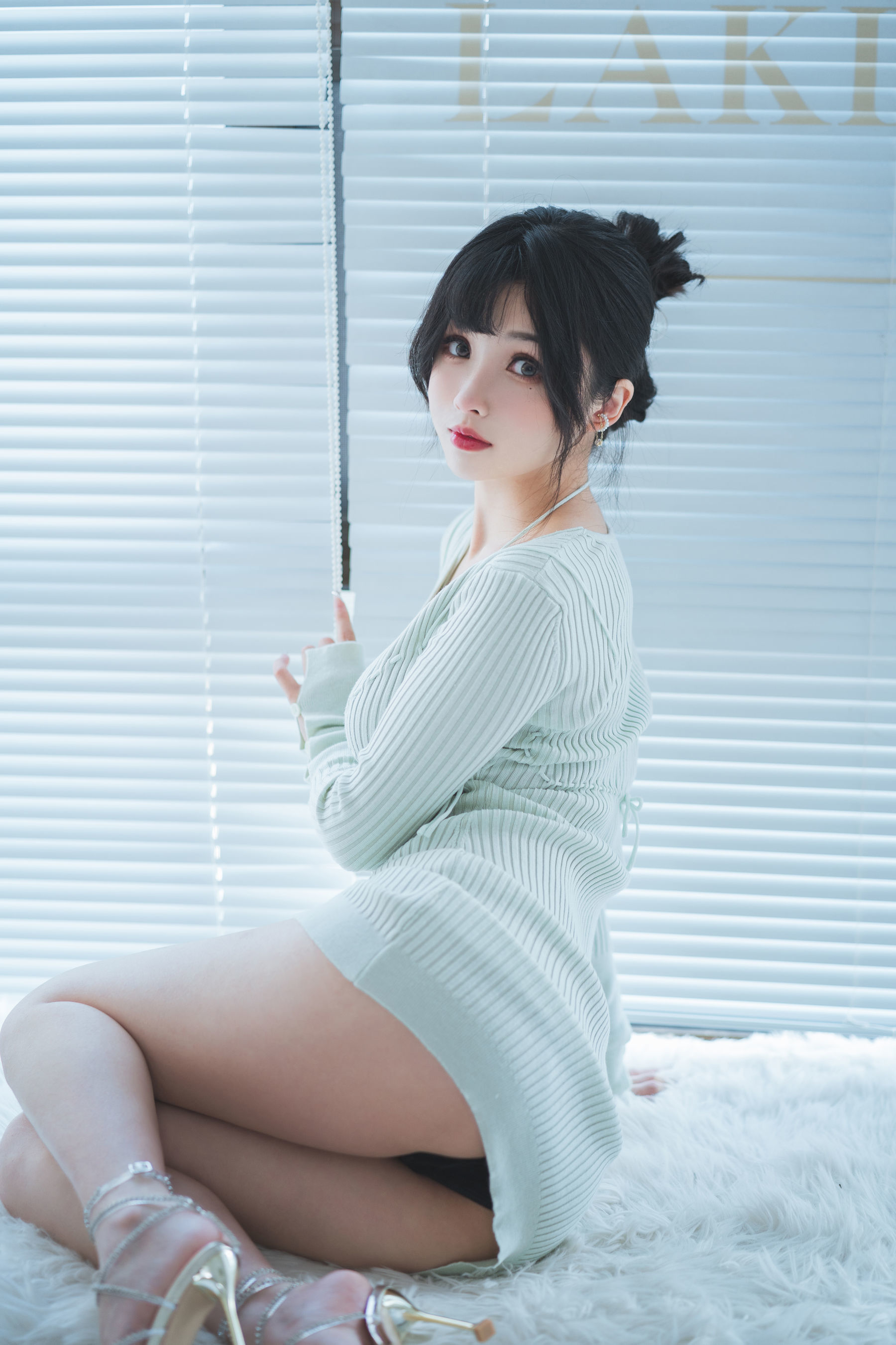 Internet Celebrity Coser Photobook] COS Welfare Rioko Liang Liang Zi - Married Woman Sweater