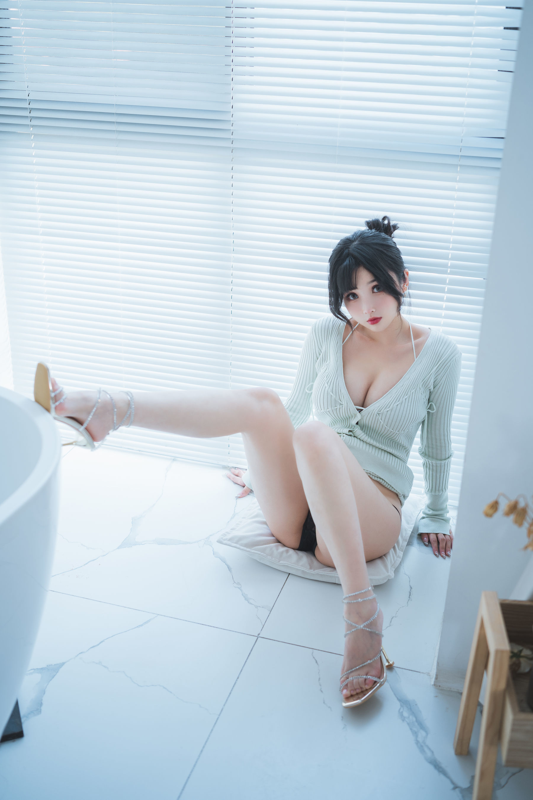 Internet Celebrity Coser Photobook] COS Welfare Rioko Liang Liang Zi - Married Woman Sweater