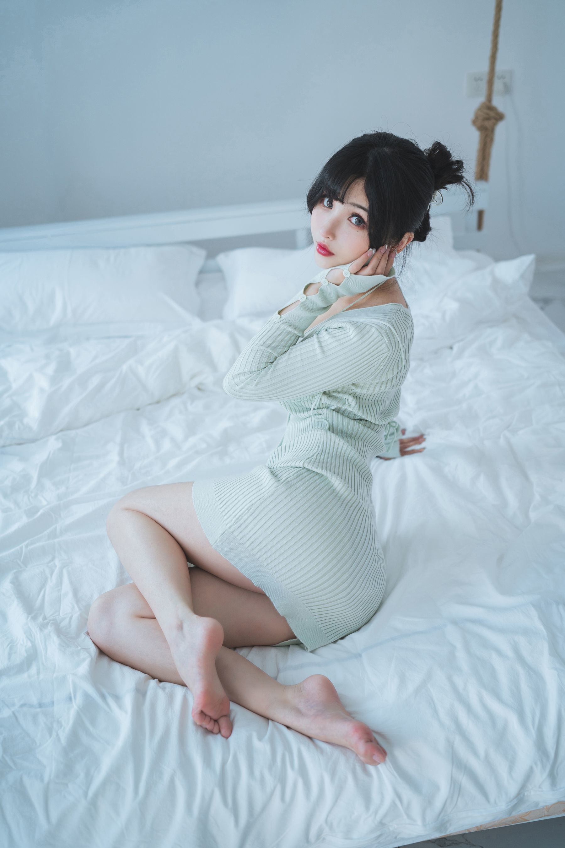 Internet Celebrity Coser Photobook] COS Welfare Rioko Liang Liang Zi - Married Woman Sweater