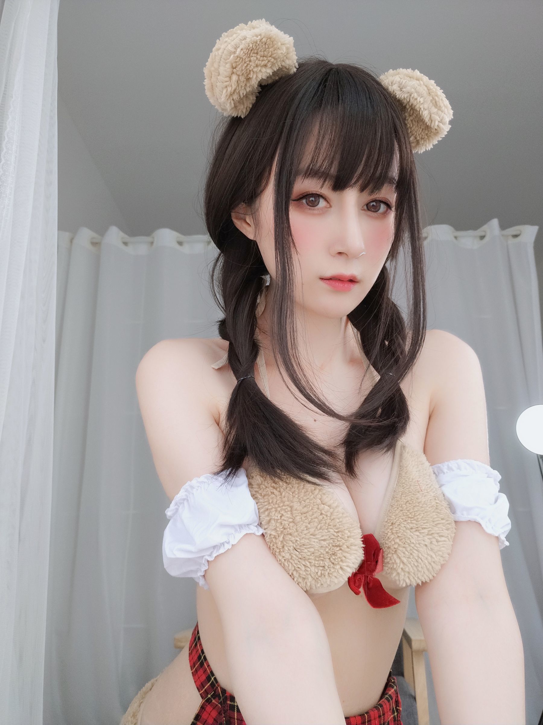 ネット有名人コスプレイヤー写真] コスプレイヤーお姉さん バイイン - かわいいクマ