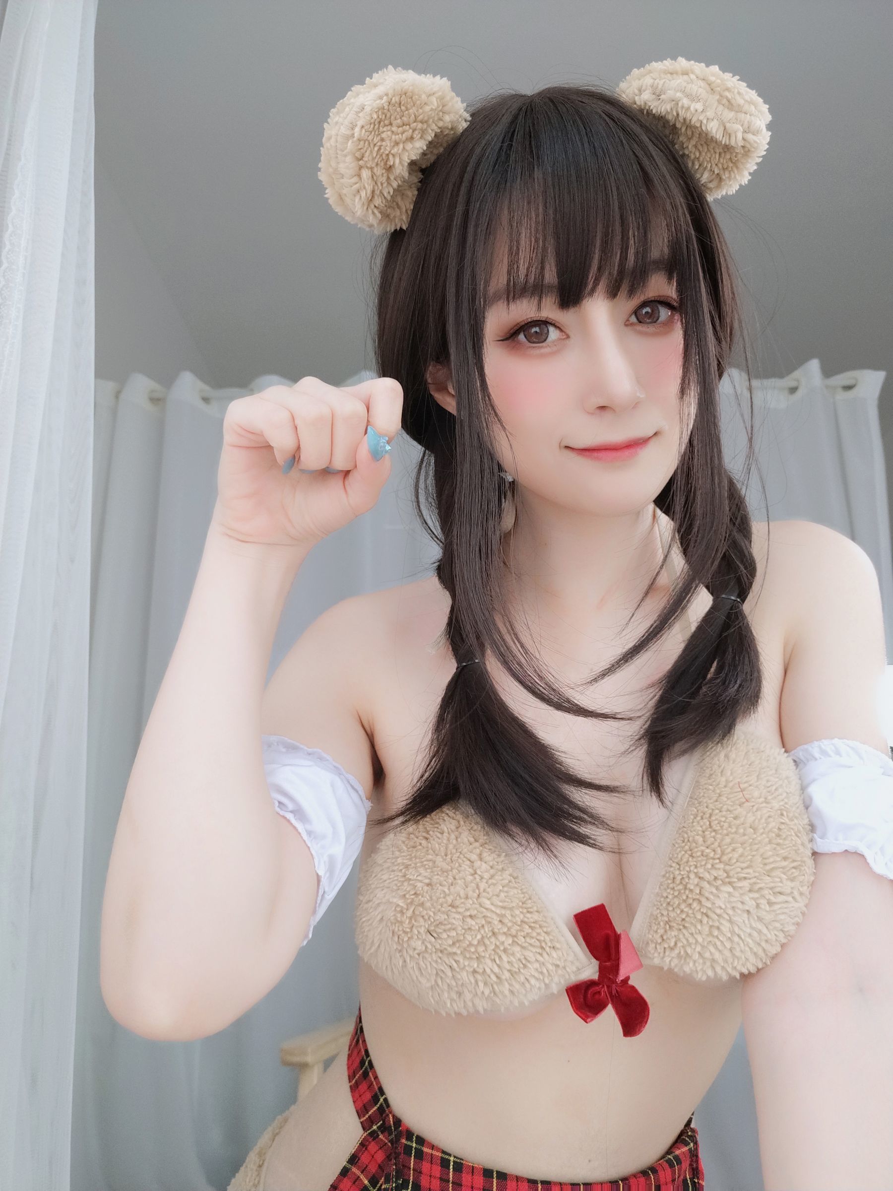 ネット有名人コスプレイヤー写真] コスプレイヤーお姉さん バイイン - かわいいクマ