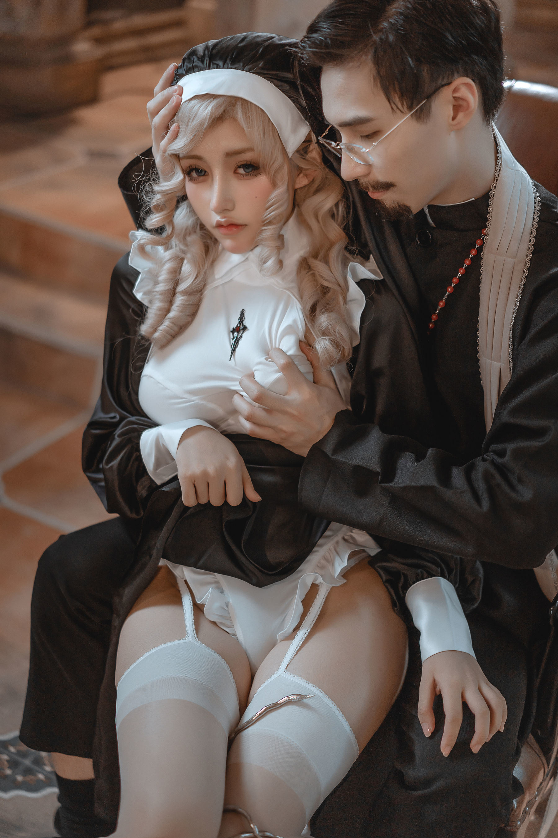 Internet Celebrity Cosplayer Photobook] Yi Xiao Fang Xiang Qin Photobook - Priest and Nun