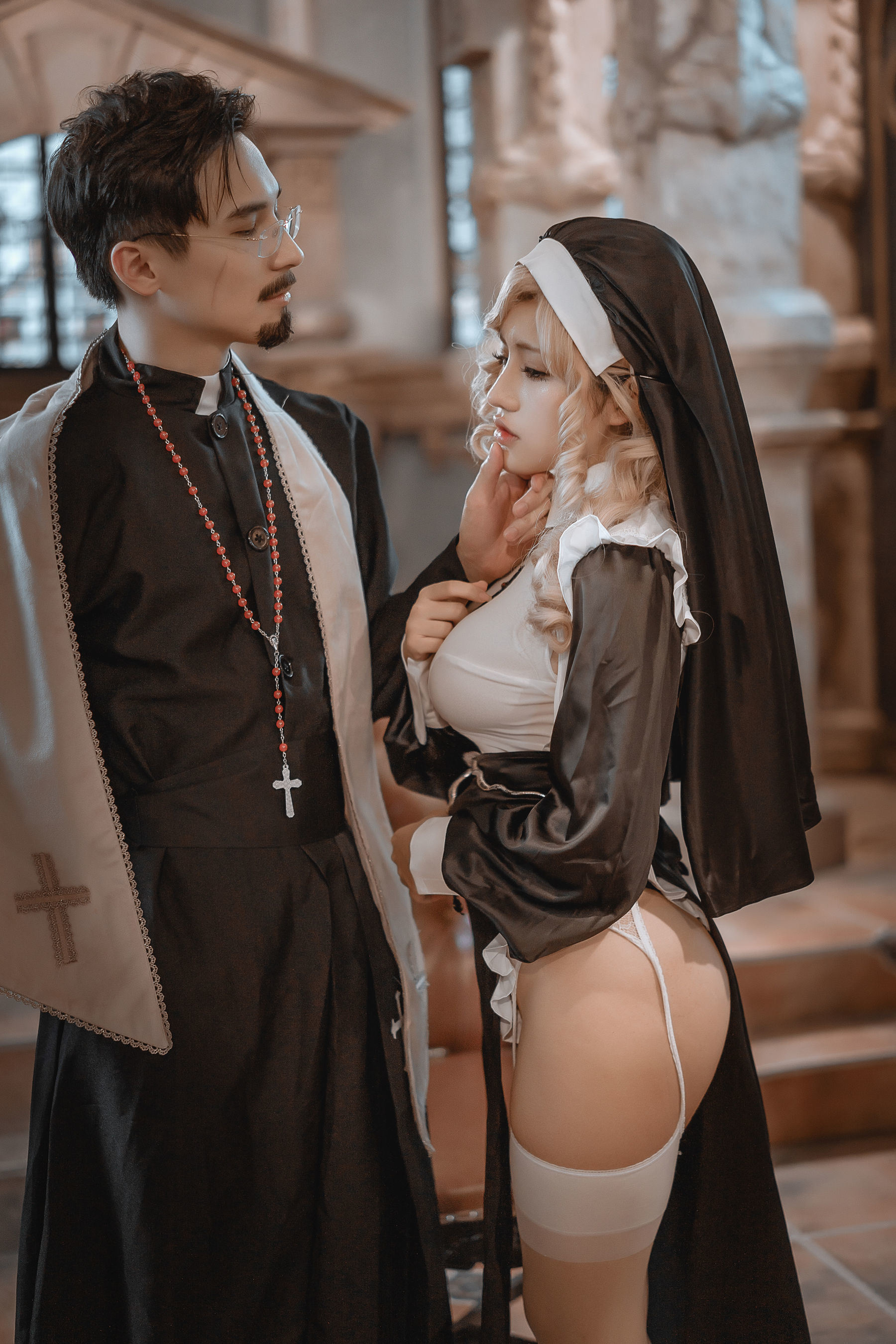 Internet Celebrity Cosplayer Photobook] Yi Xiao Fang Xiang Qin Photobook - Priest and Nun
