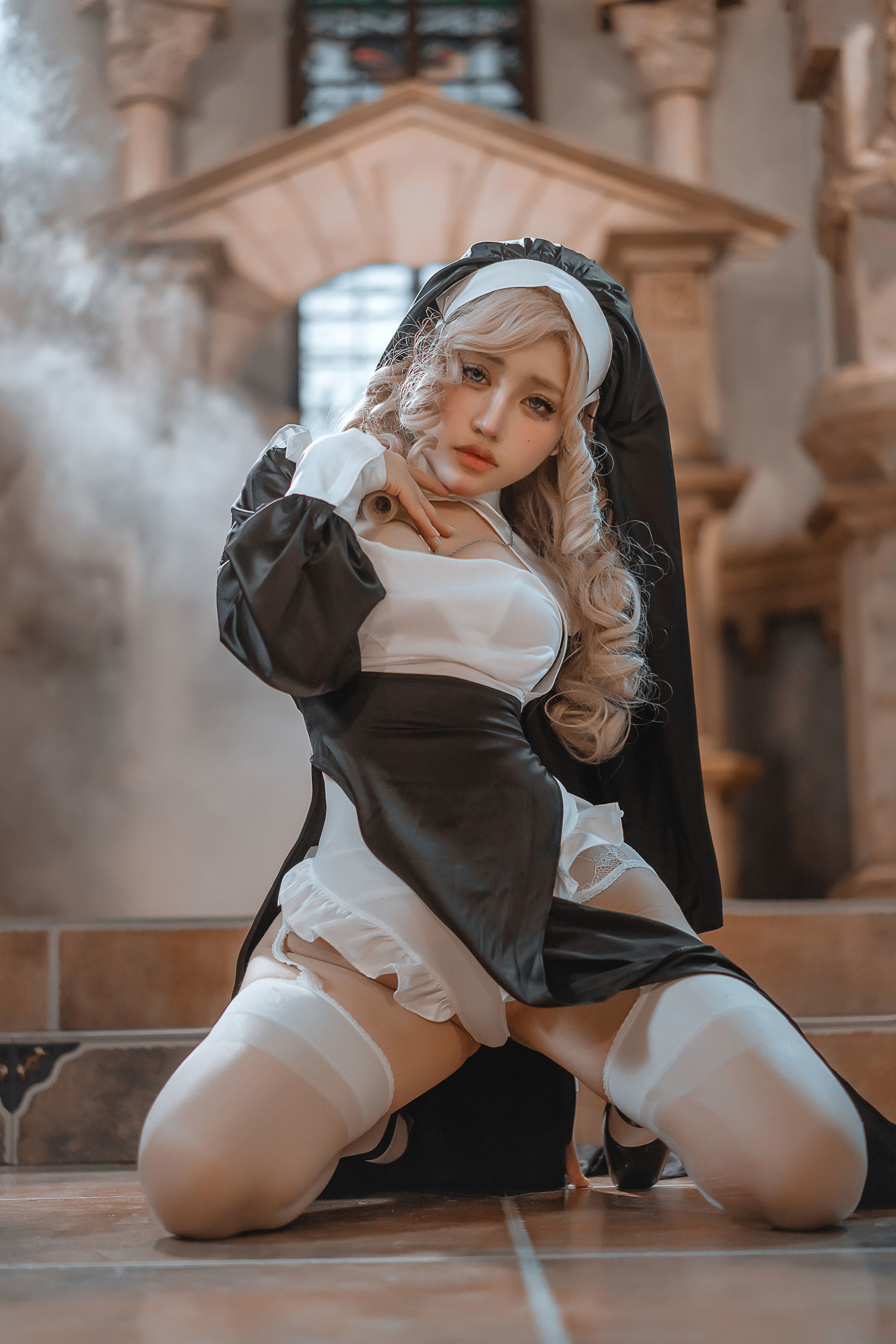 Internet Celebrity Cosplayer Photobook] Yi Xiao Fang Xiang Qin Photobook - Priest and Nun
