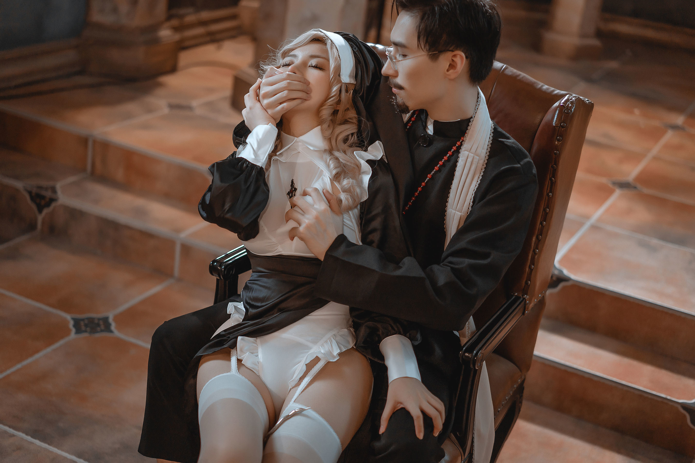 Internet Celebrity Cosplayer Photobook] Yi Xiao Fang Xiang Qin Photobook - Priest and Nun