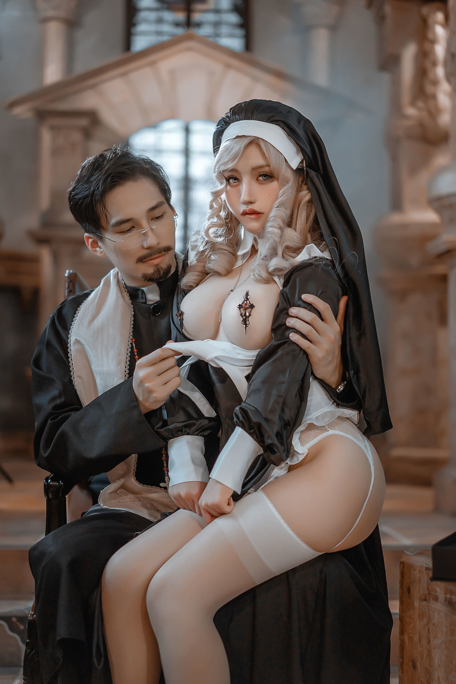Internet Celebrity Cosplayer Photobook] Yi Xiao Fang Xiang Qin Photobook - Priest and Nun