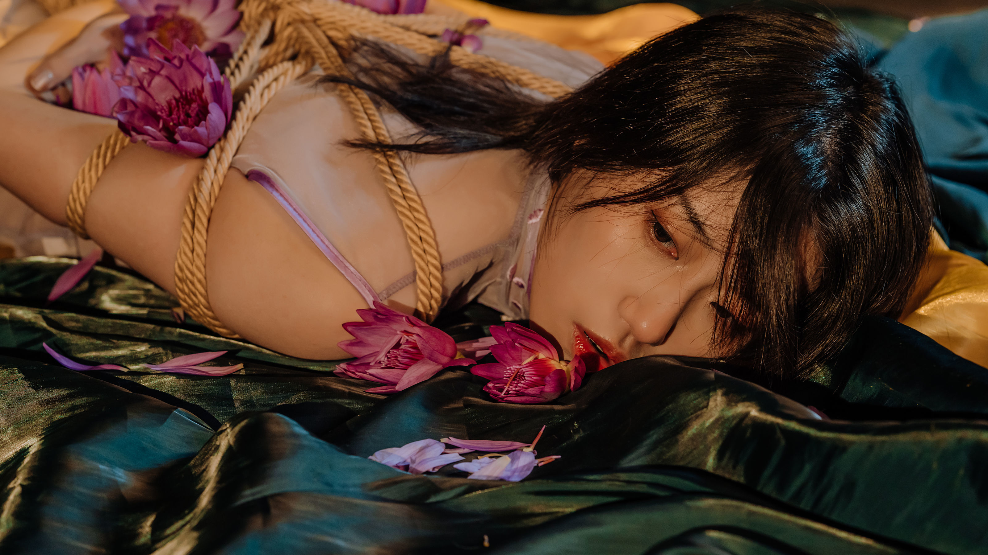 Ảnh Chụp Coser Ngôi Sao Mạng] Yun Xi Xi - Hoa và Dây