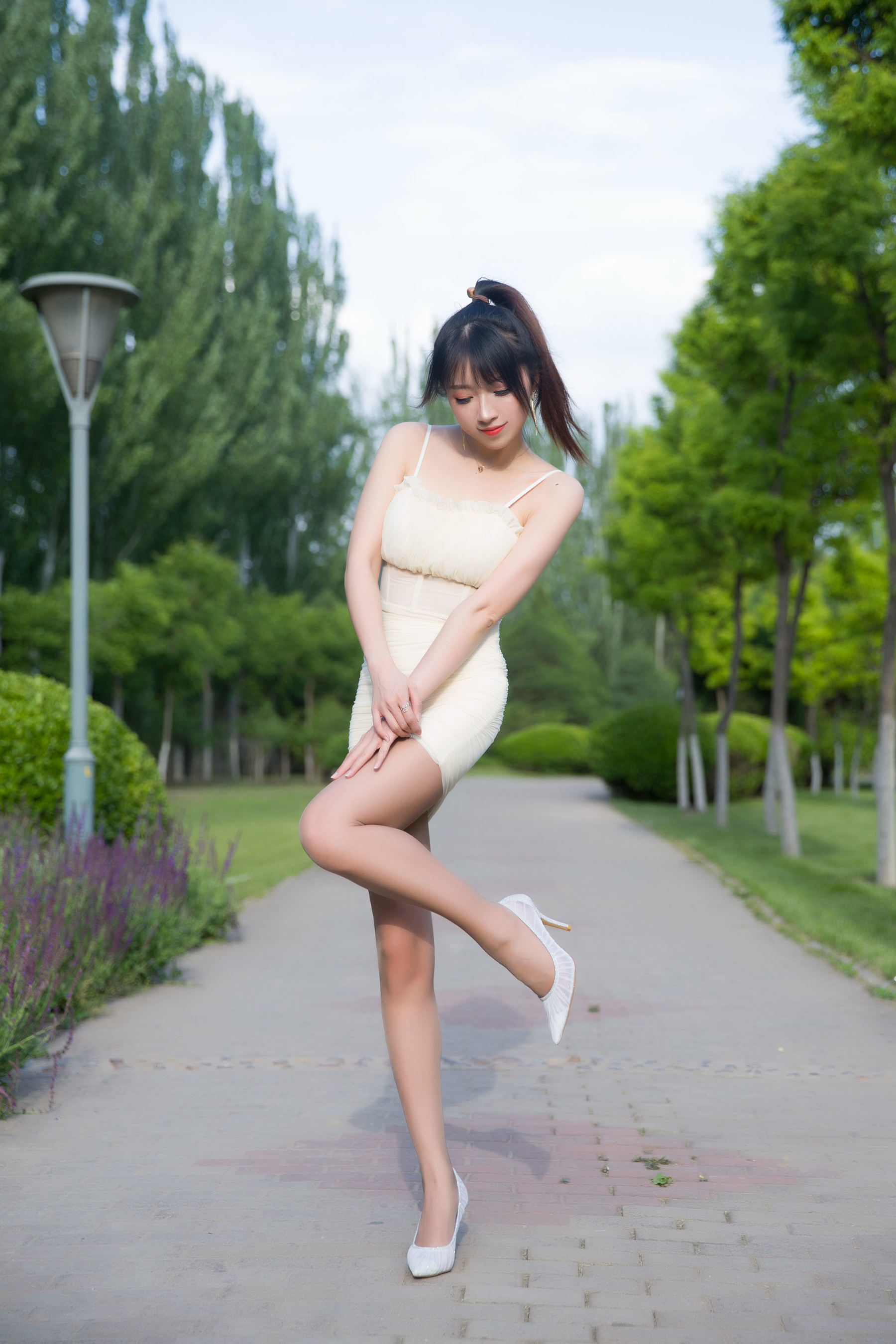 เน็ตไอดอล COSER 写真] ดูกี้ผู้ประกาศสด เล็กวิทช์ลูน่า - ชุดกระโปรงมินิกลางแจ้ง