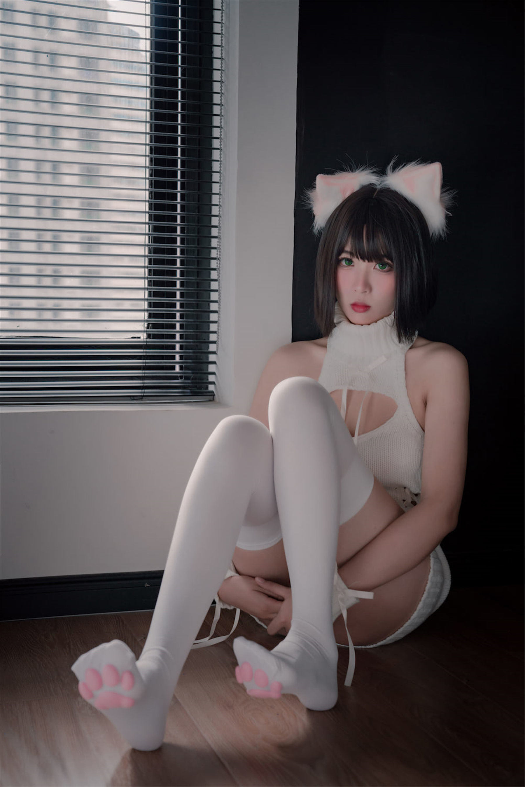 Internet Celebrity Cosplayer Photobook] Xuan Xiao Xuejie - Cat Claw Socks