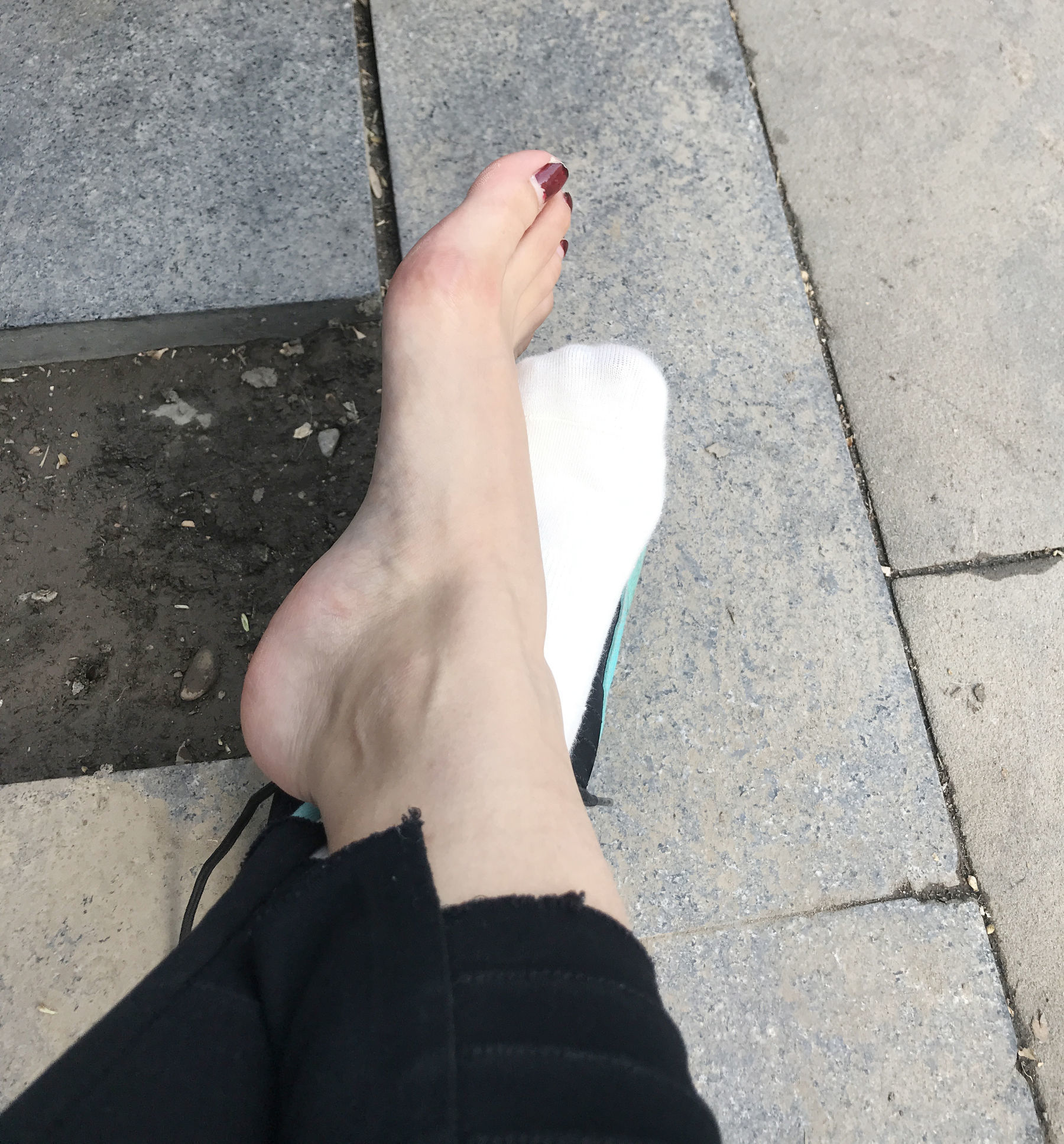Welfare COS] An Qiao Qiao Er (Nia Qiao Qiao) No. 002 Outdoor Bare Feet