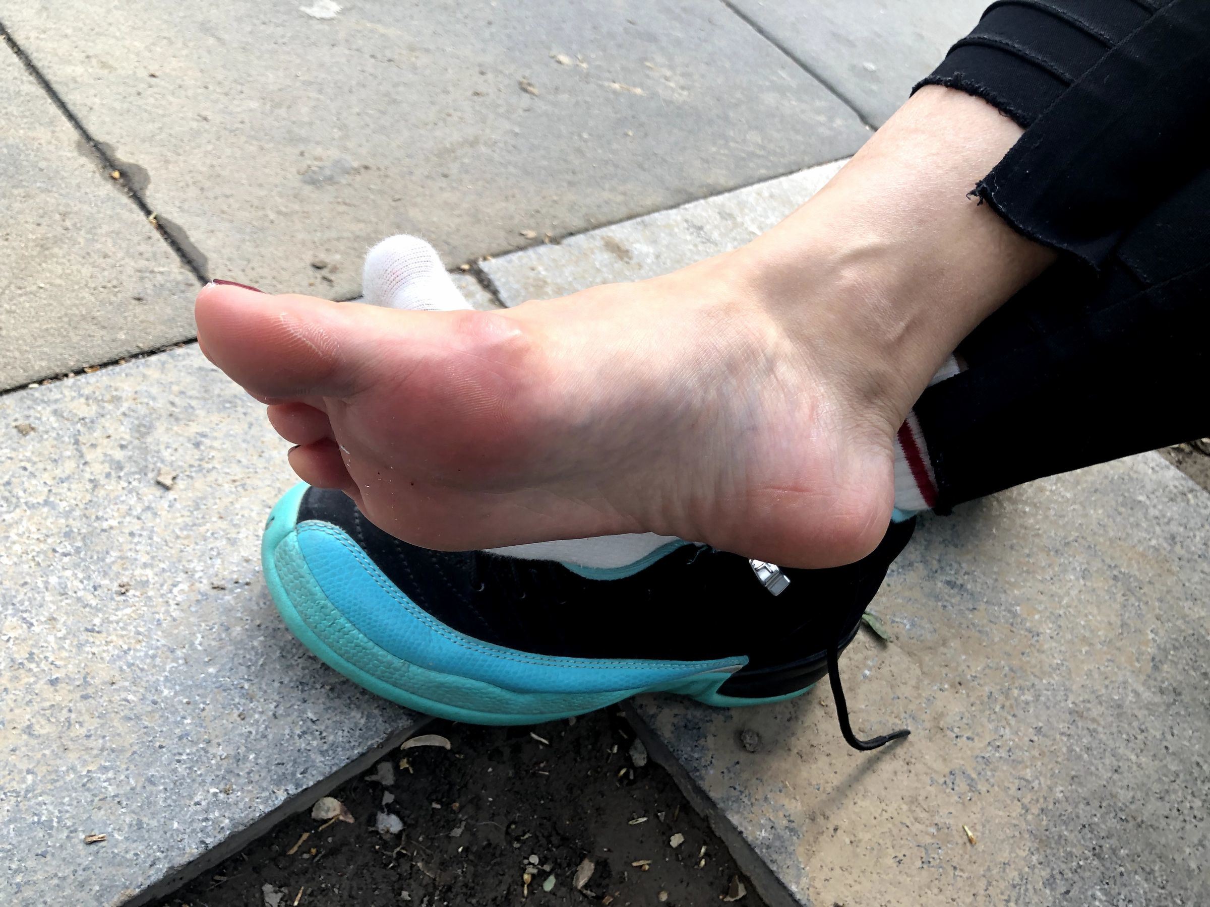 Welfare COS] An Qiao Qiao Er (Nia Qiao Qiao) No. 002 Outdoor Bare Feet