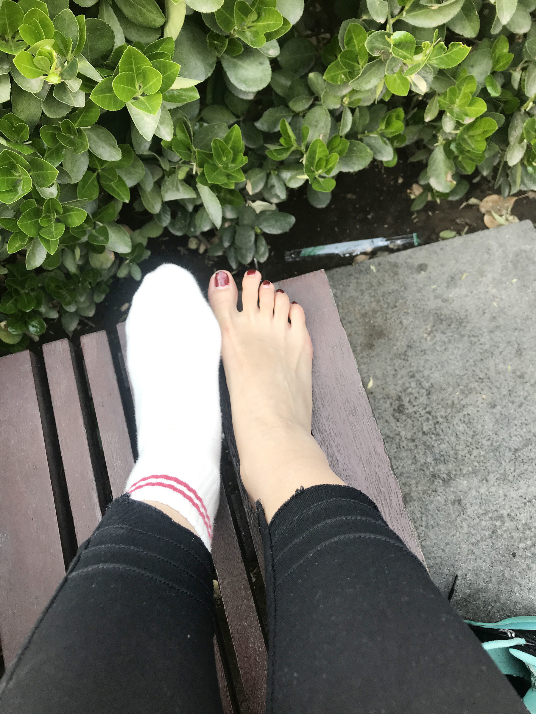 Welfare COS] An Qiao Qiao Er (Nia Qiao Qiao) No. 002 Outdoor Bare Feet