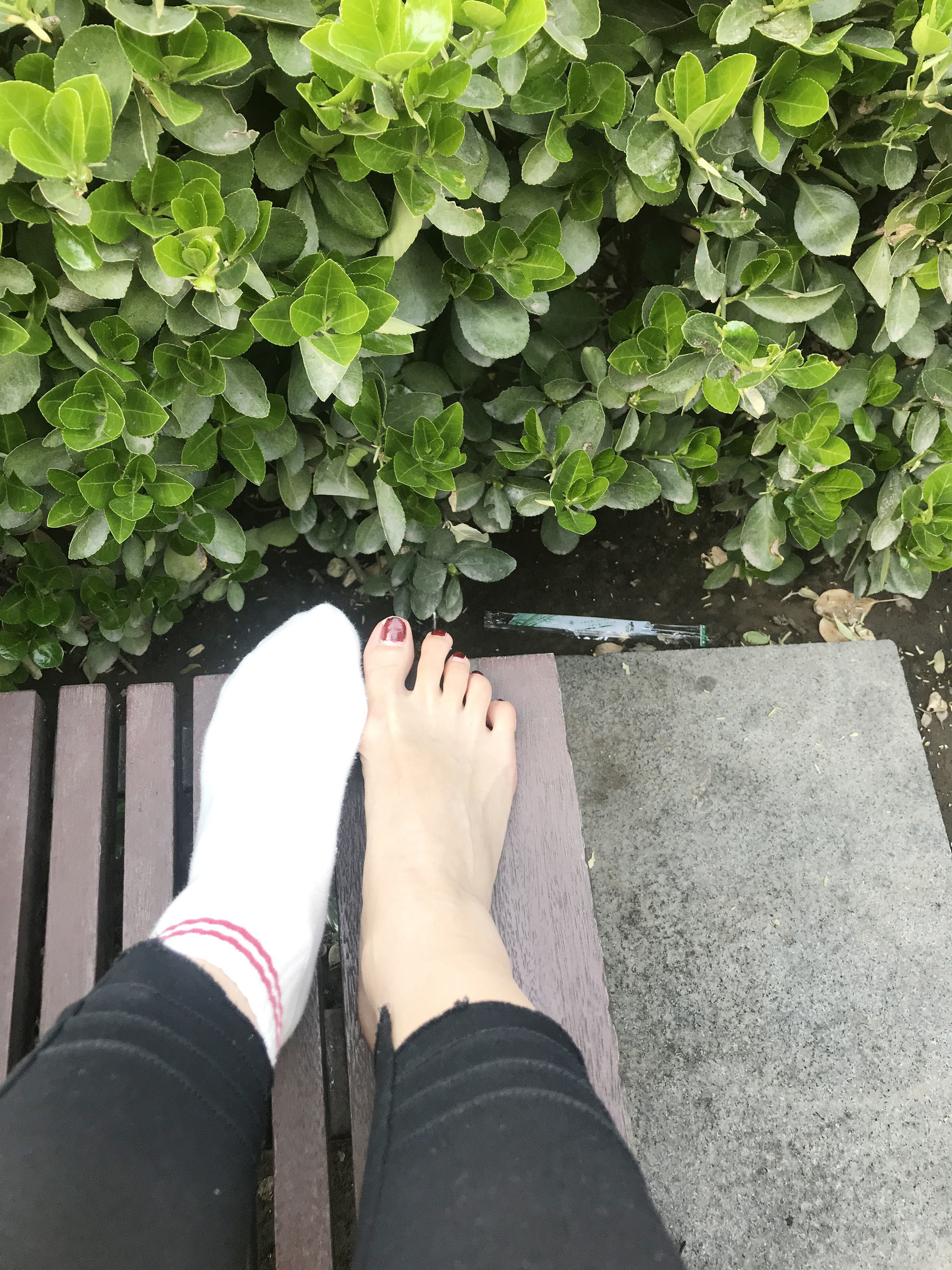 Welfare COS] An Qiao Qiao Er (Nia Qiao Qiao) No. 002 Outdoor Bare Feet
