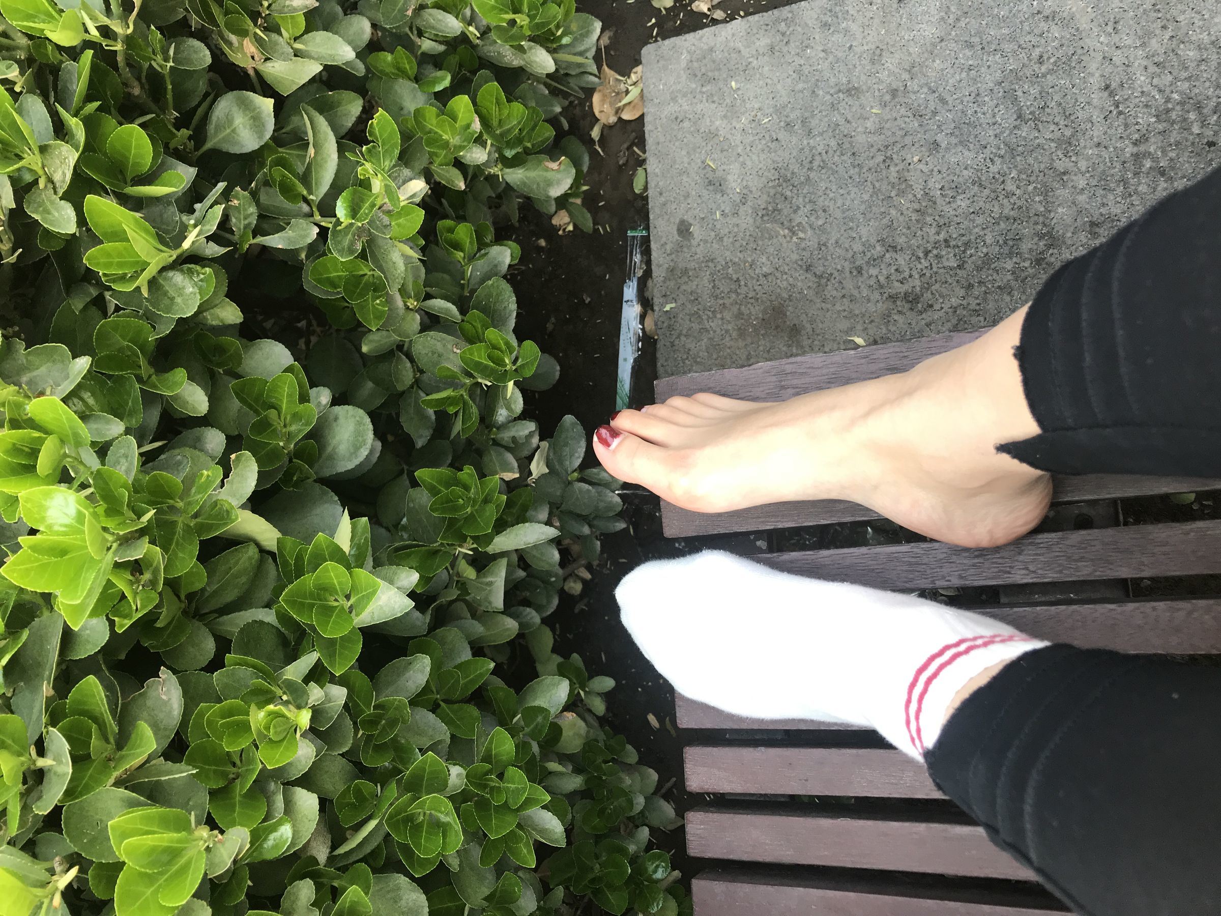 Welfare COS] An Qiao Qiao Er (Nia Qiao Qiao) No. 002 Outdoor Bare Feet