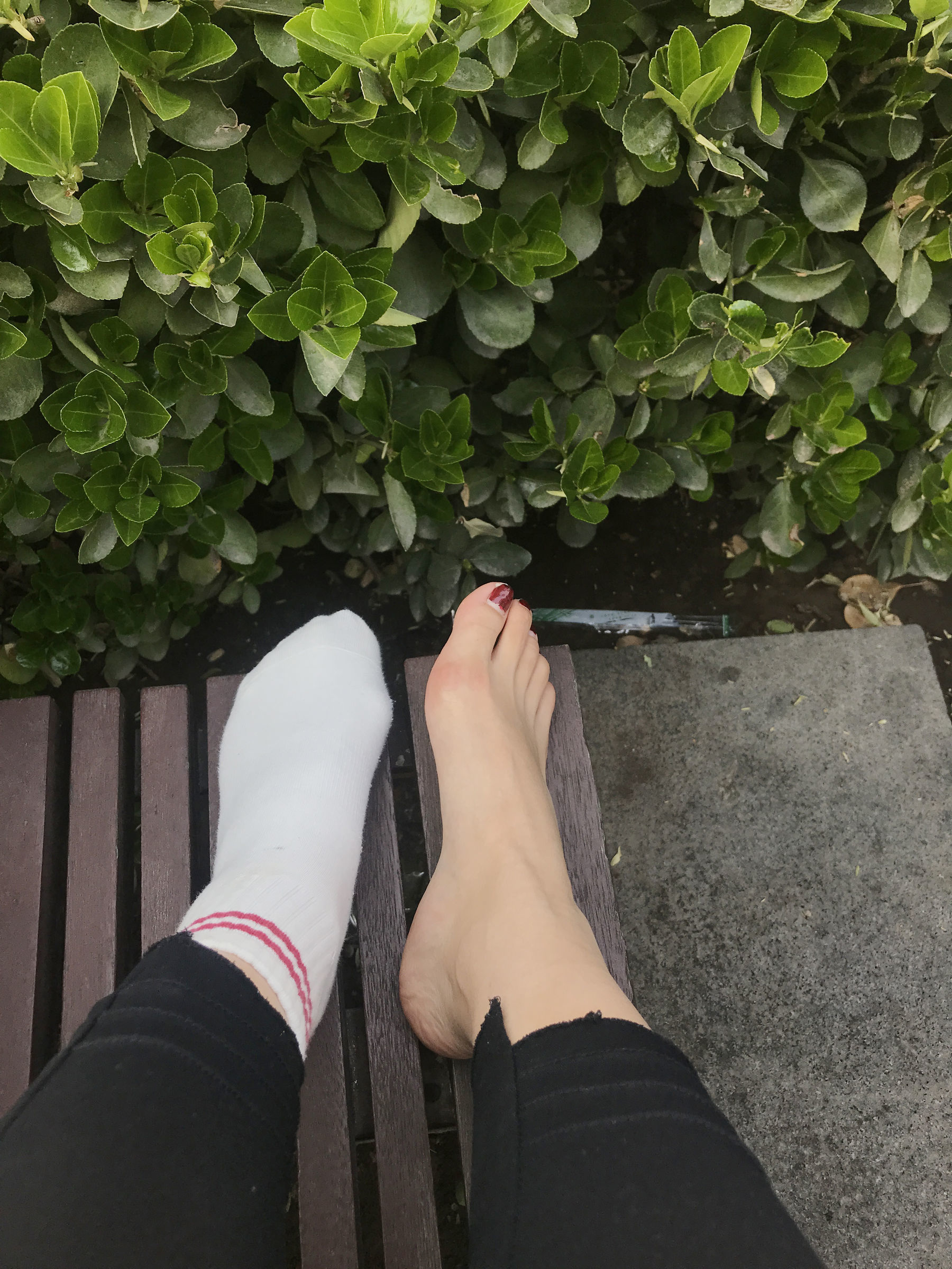 Welfare COS] An Qiao Qiao Er (Nia Qiao Qiao) No. 002 Outdoor Bare Feet