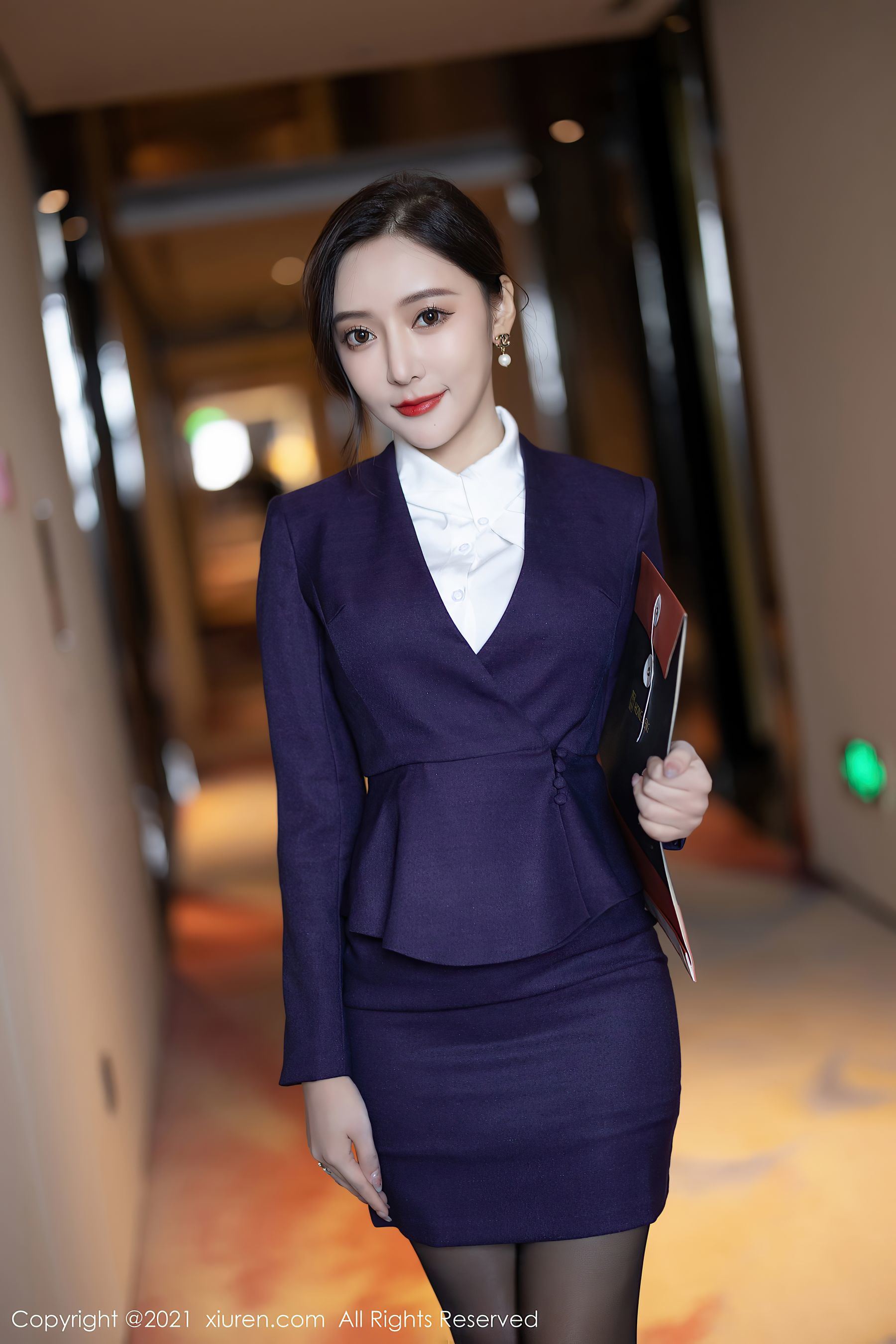 秀人 No.4184 王馨瑤Yanni OL黑絲美腿寫真