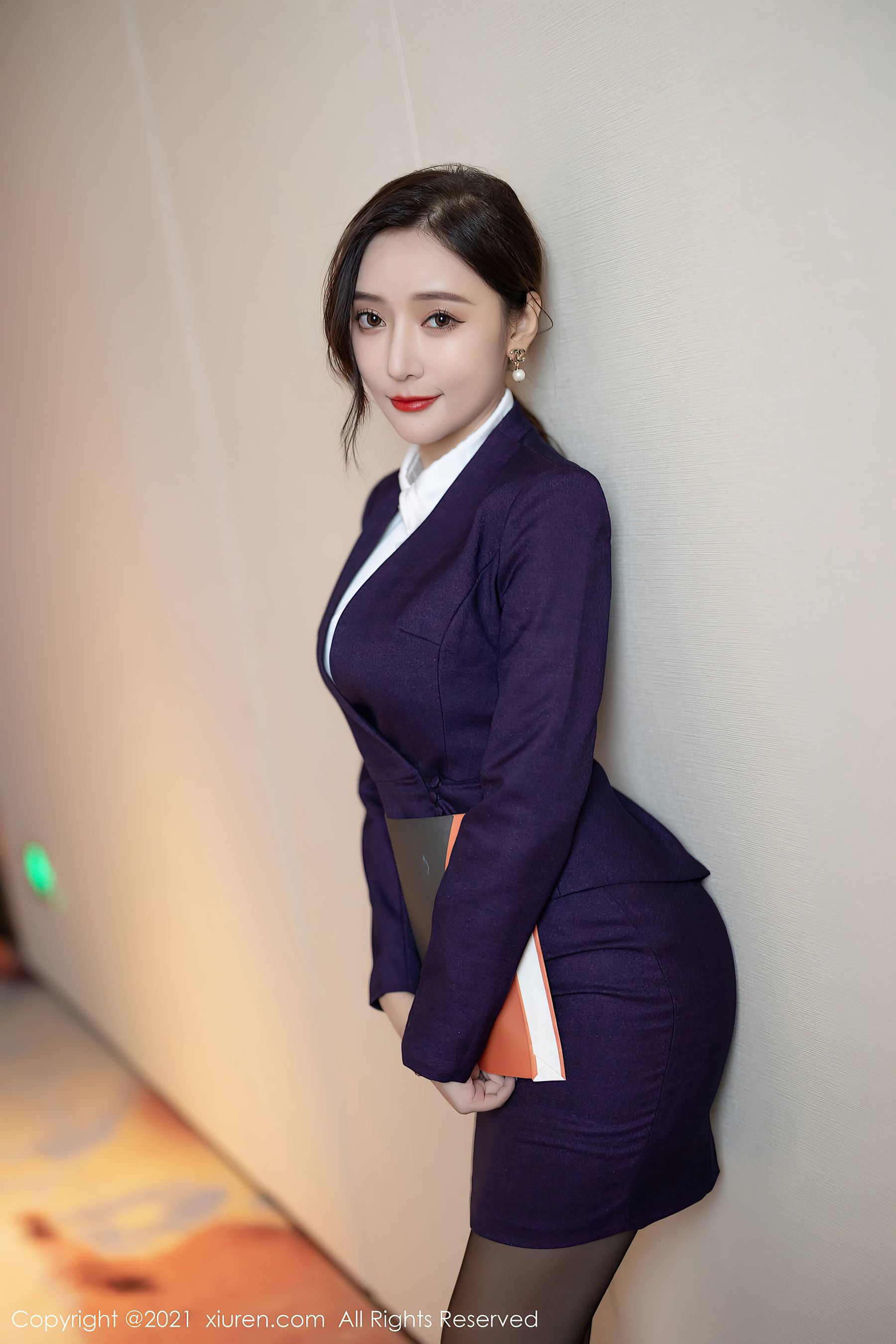 秀人 No.4184 王馨瑤Yanni OL黑絲美腿寫真