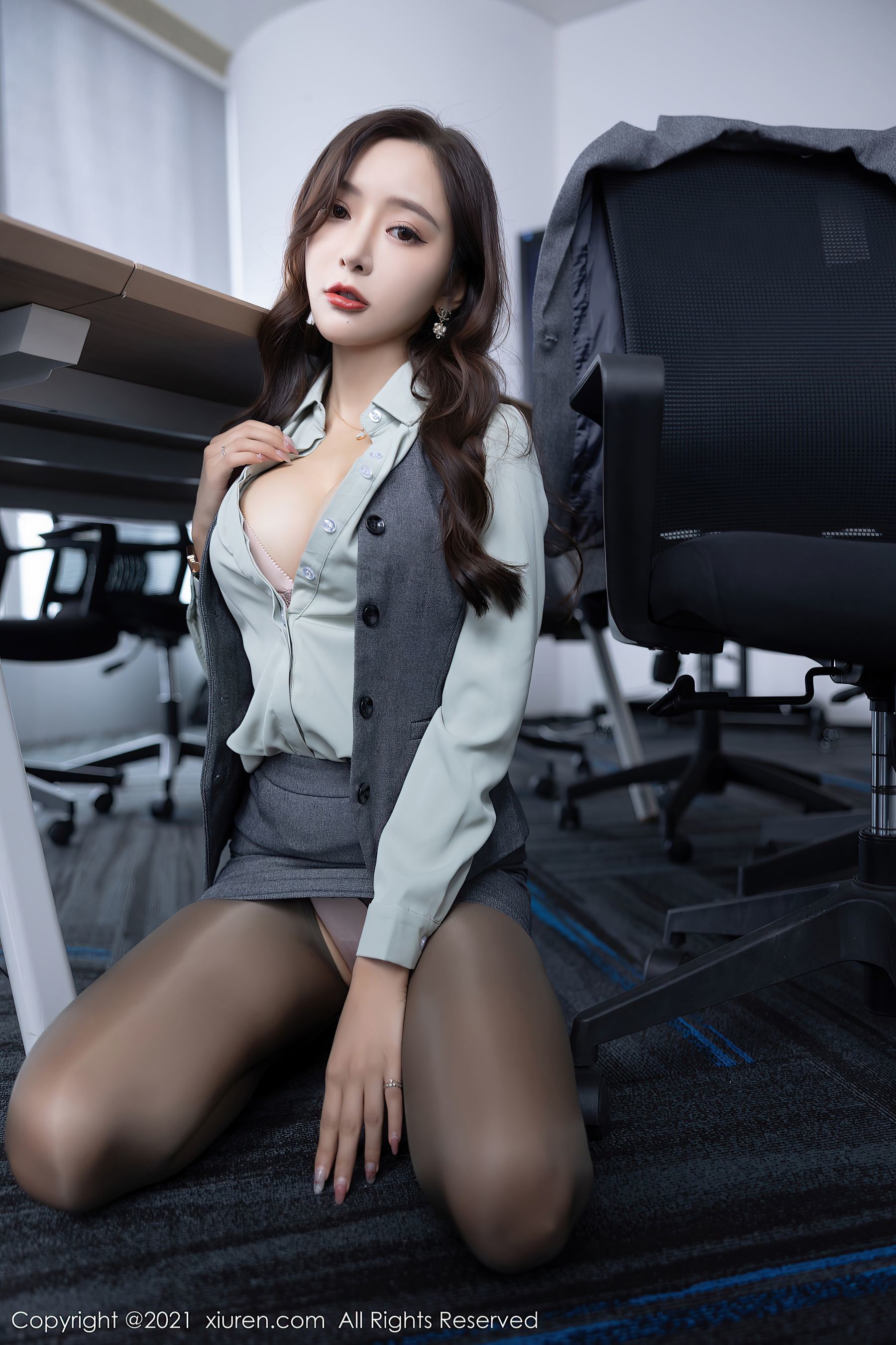 Bộ ảnh XiuRen No.4251 Wang Xinyao Yanni thư ký tất đen