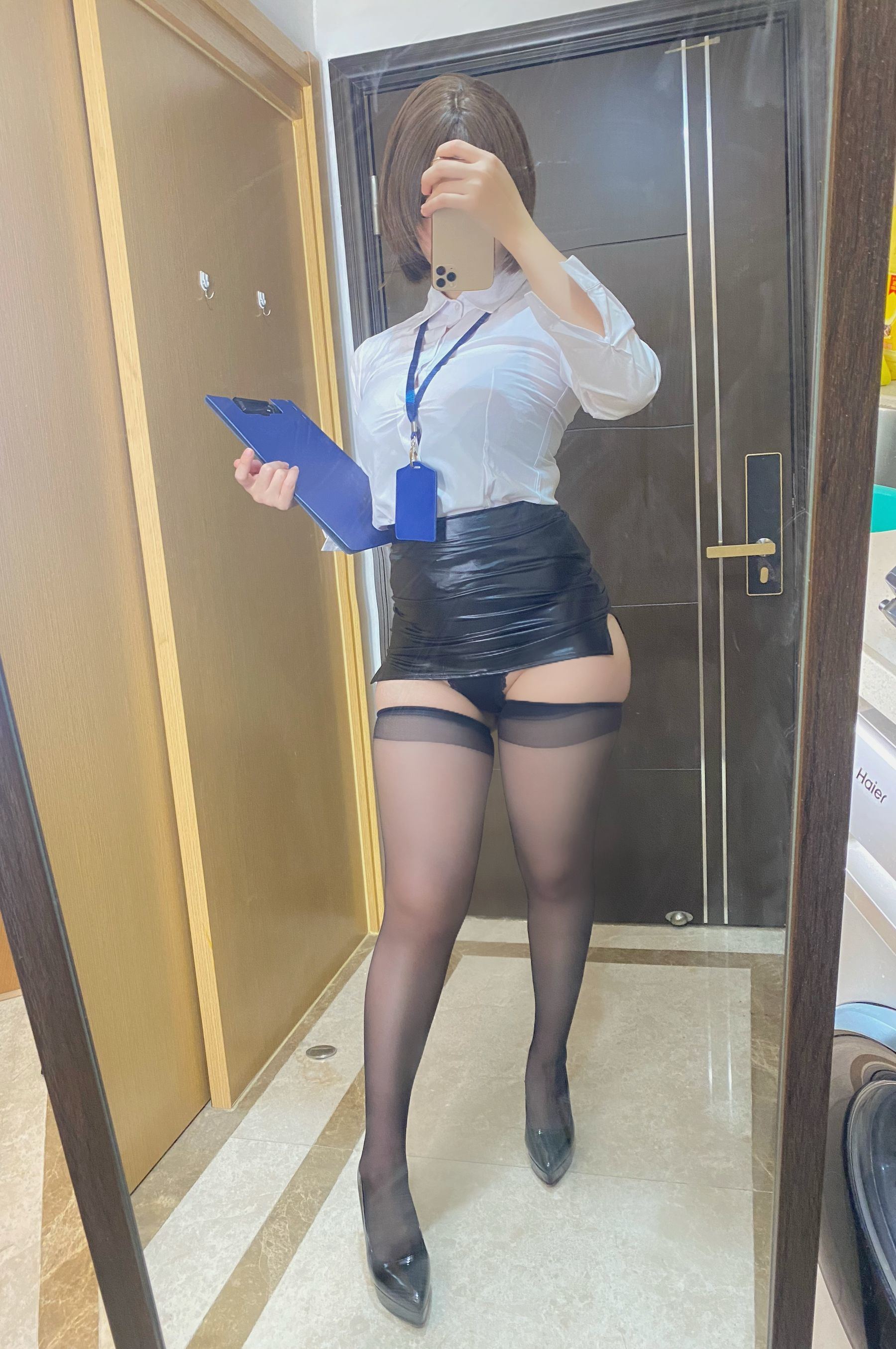 二次元巨乳美女 鹿野希 Fantia 2021.11.18 エロOL勤務中～邪魔しないでよ (p1+p2)