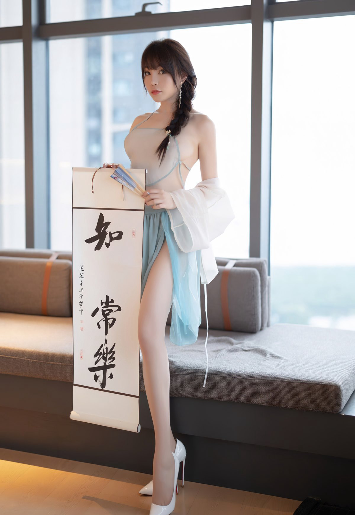 芝芝性感透明肚兜誘惑玉足豐滿大胸肉絲無內誘惑大美臀