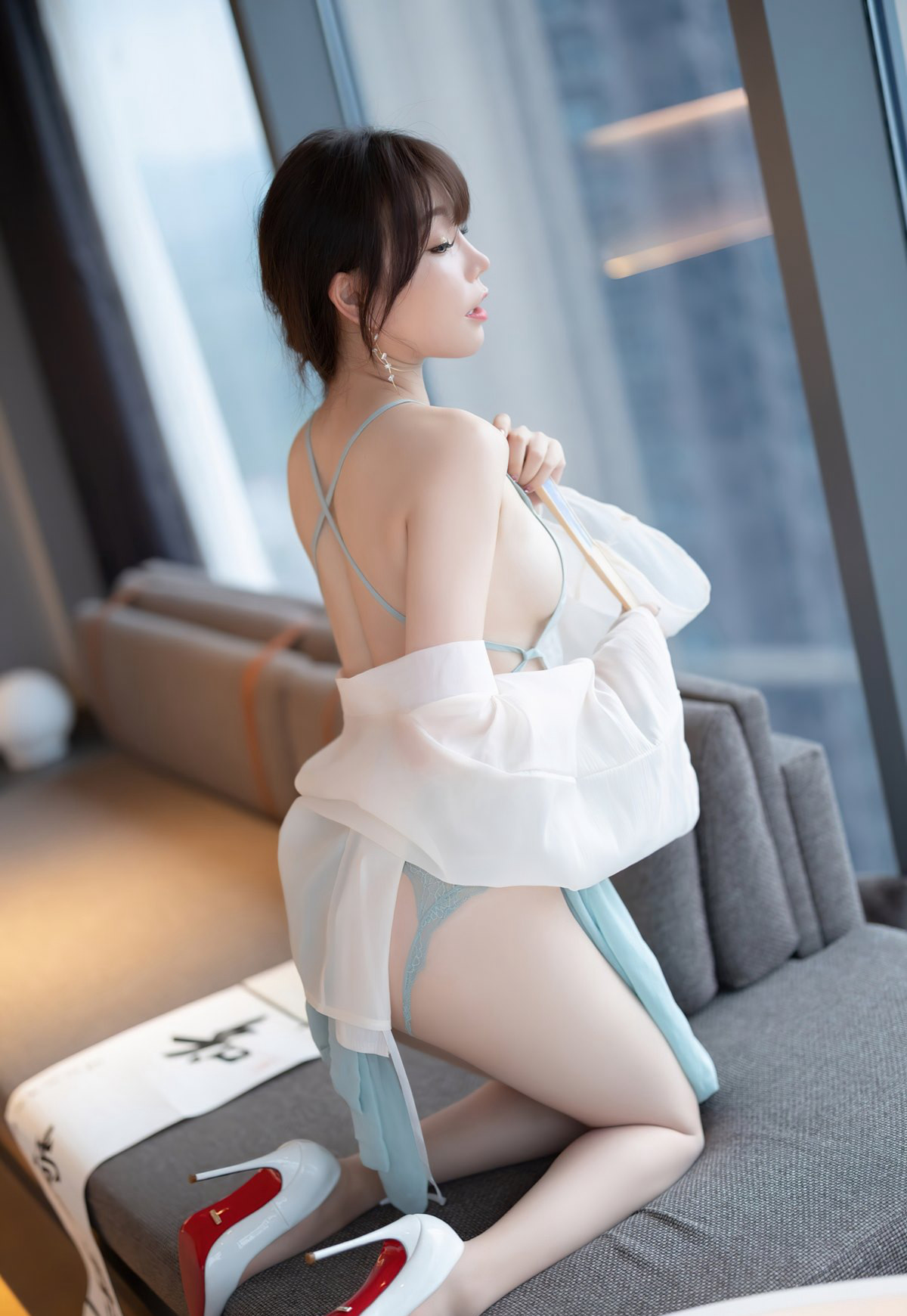 Chí Chí gợi cảm trong suốt áo bụng quyến rũ chân ngọc đầy đặn ngực lớn vớ thịt không nội y quyến rũ mông đẹp lớn