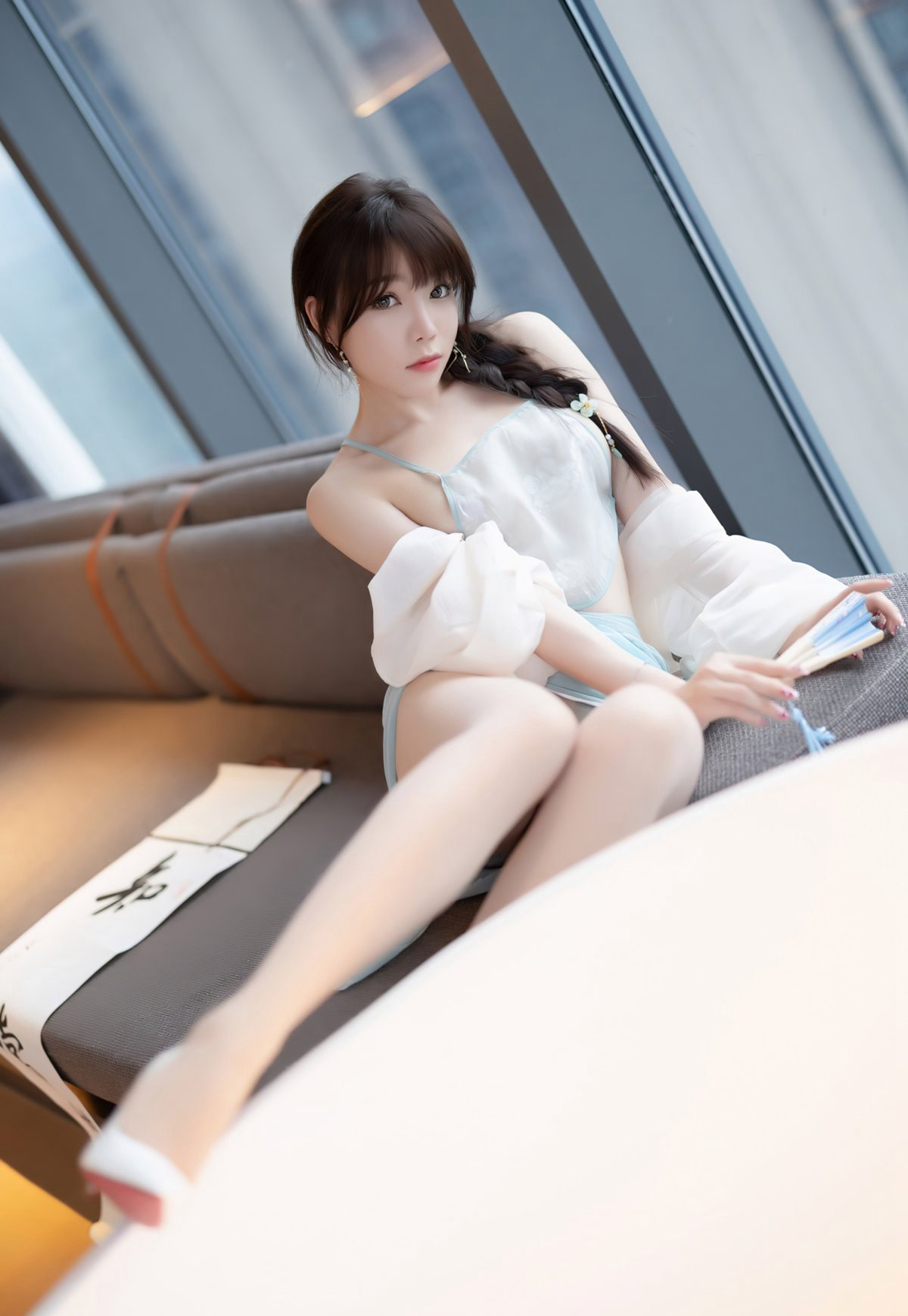 Chí Chí gợi cảm trong suốt áo bụng quyến rũ chân ngọc đầy đặn ngực lớn vớ thịt không nội y quyến rũ mông đẹp lớn