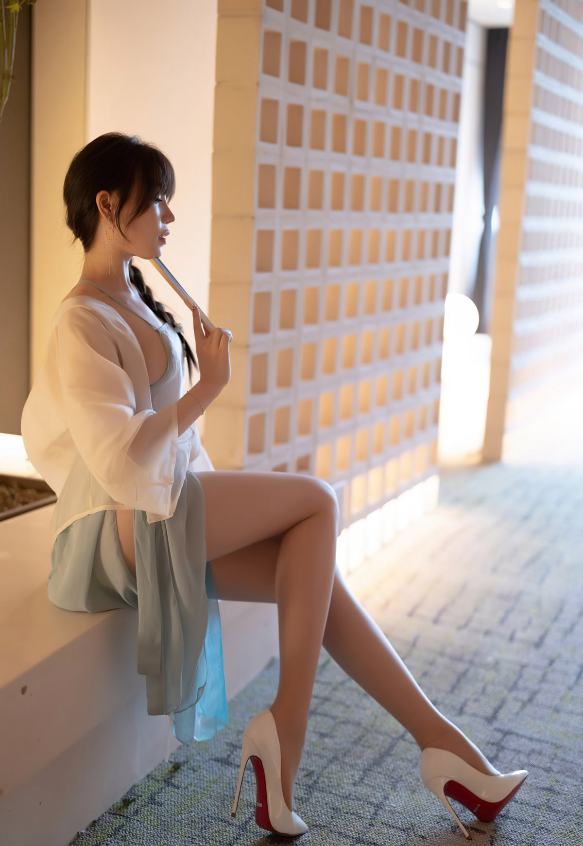 Chí Chí gợi cảm trong suốt áo bụng quyến rũ chân ngọc đầy đặn ngực lớn vớ thịt không nội y quyến rũ mông đẹp lớn