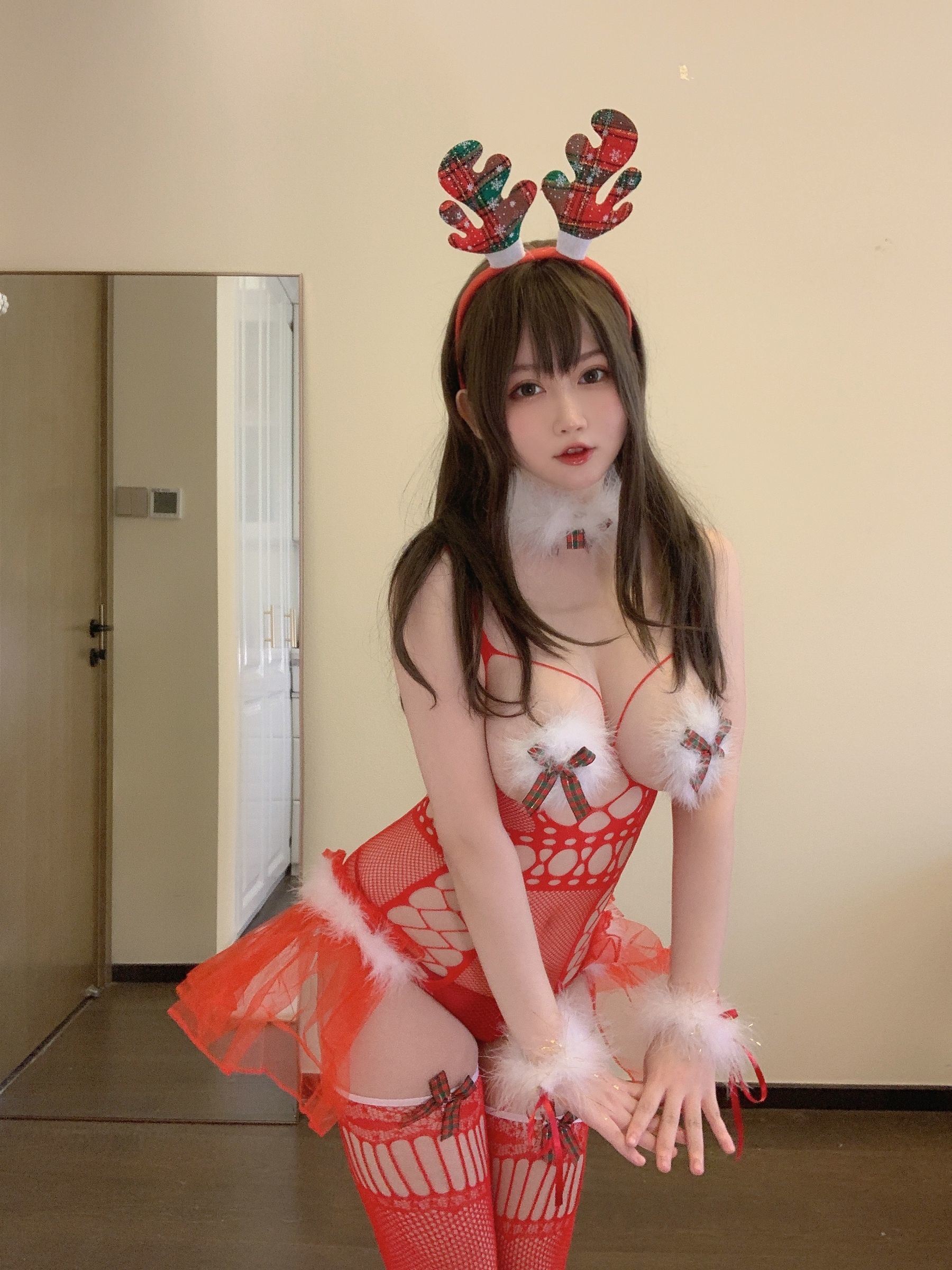 Cosplay Ngôi Sao Mạng] Cô Gái Đào Là Yi Jiang - 2021 Giáng Sinh Đặc Tập