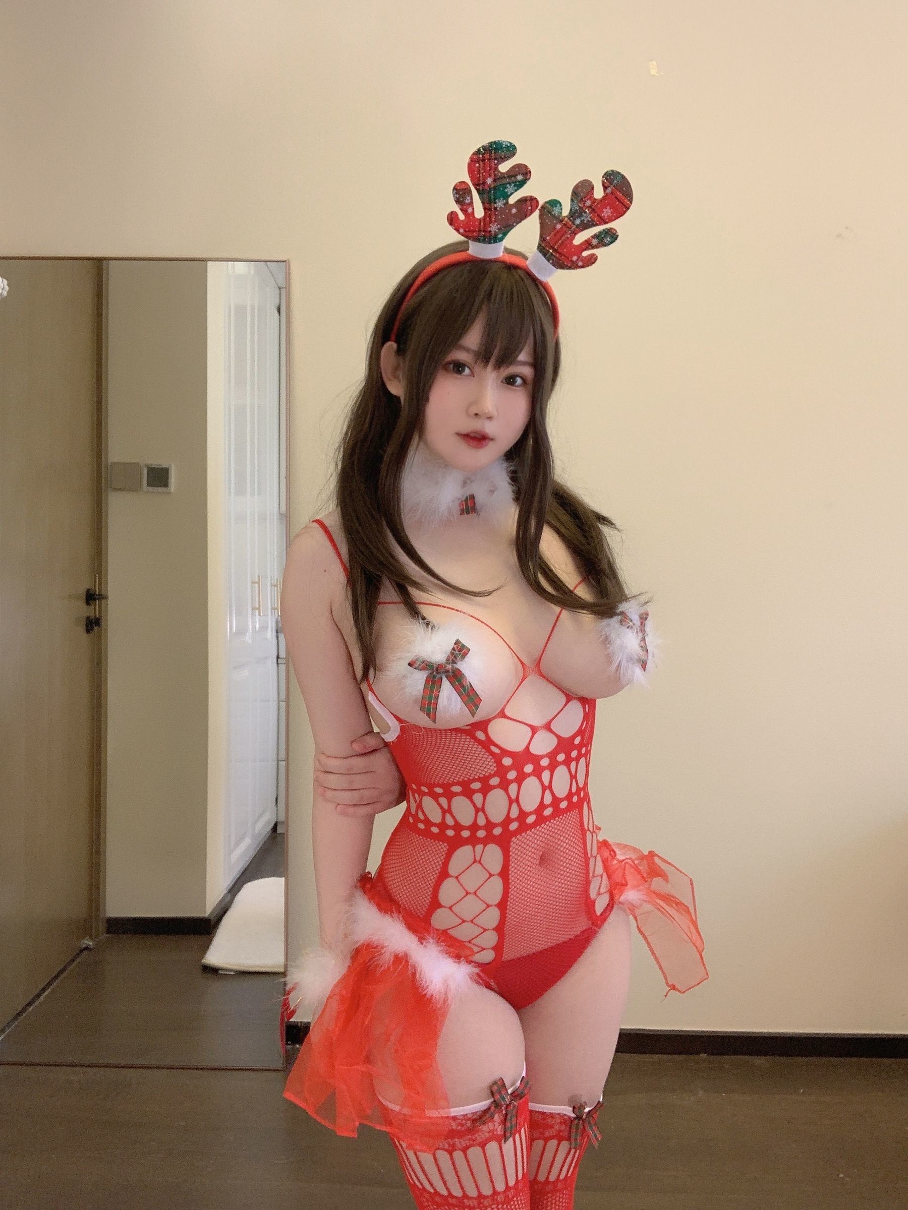 Cosplay Ngôi Sao Mạng] Cô Gái Đào Là Yi Jiang - 2021 Giáng Sinh Đặc Tập