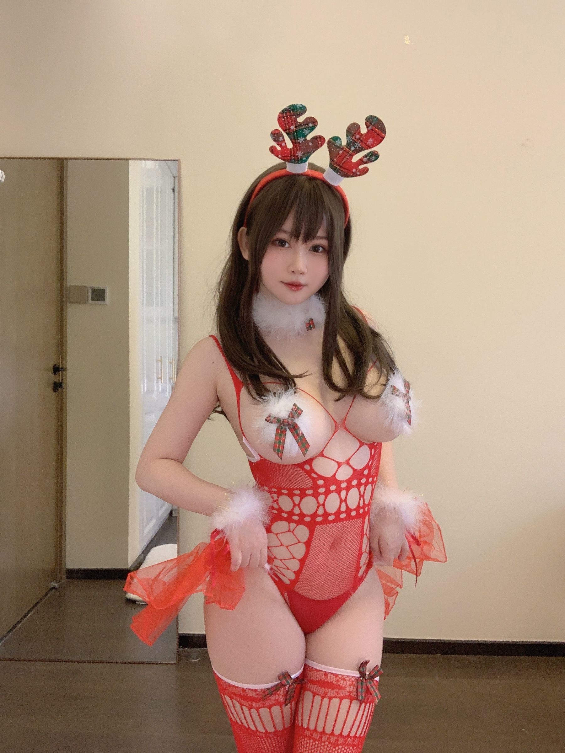 Cosplay Ngôi Sao Mạng] Cô Gái Đào Là Yi Jiang - 2021 Giáng Sinh Đặc Tập