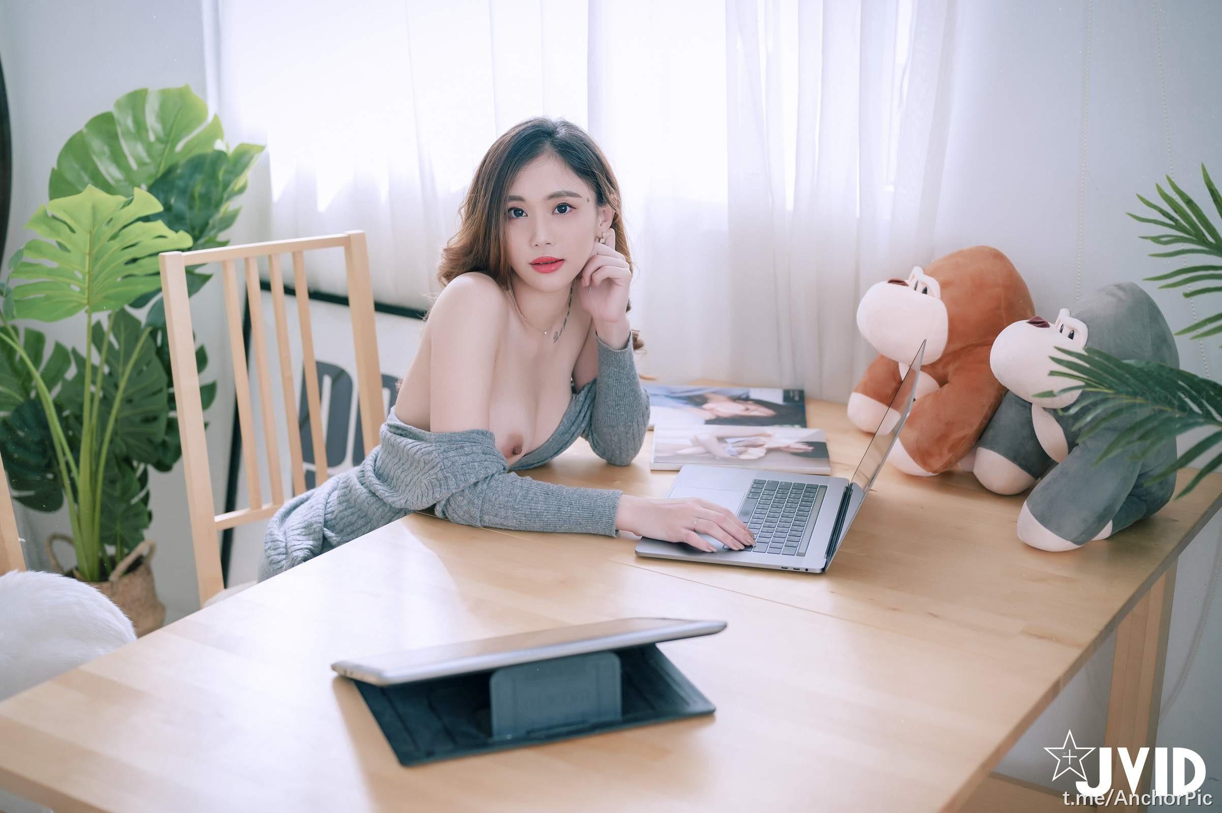 JVID] 제시카 - 친구 집에 고양이 보러 갔을 때 강제 절정 93P