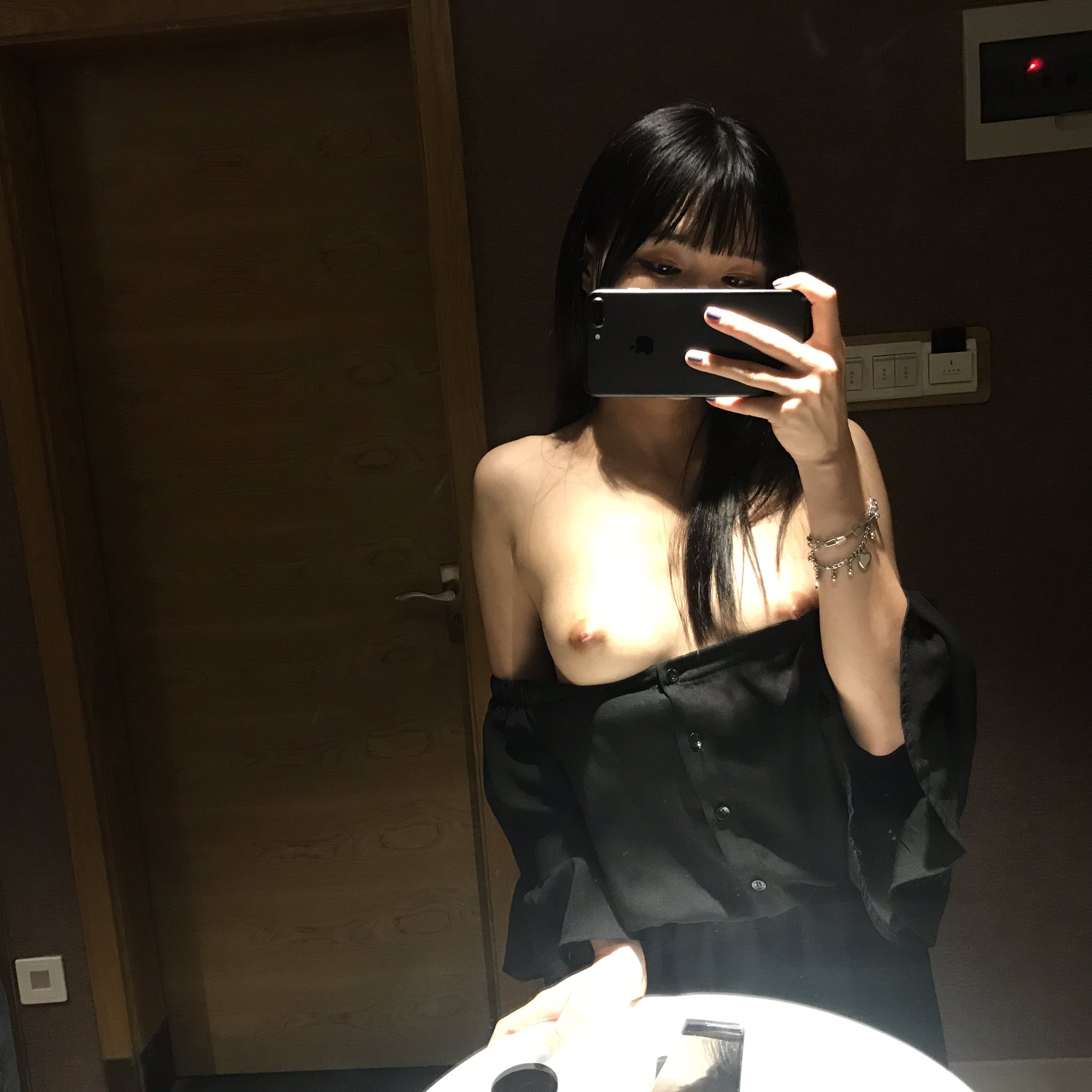 推特極品女神靈兒大尺度私拍流出 97P