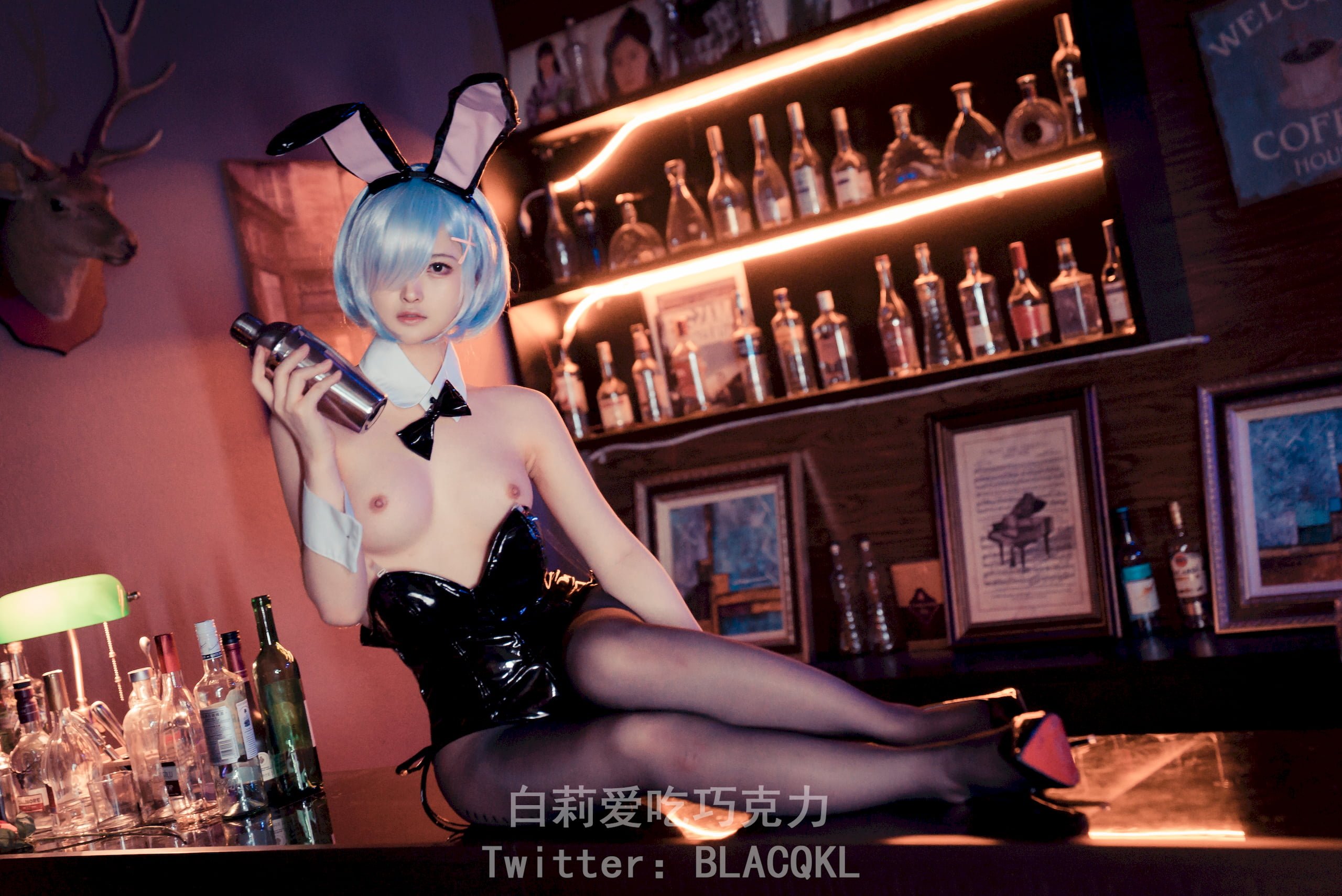 Bai Li loves to eat chocolate - Rem Bunny Girl