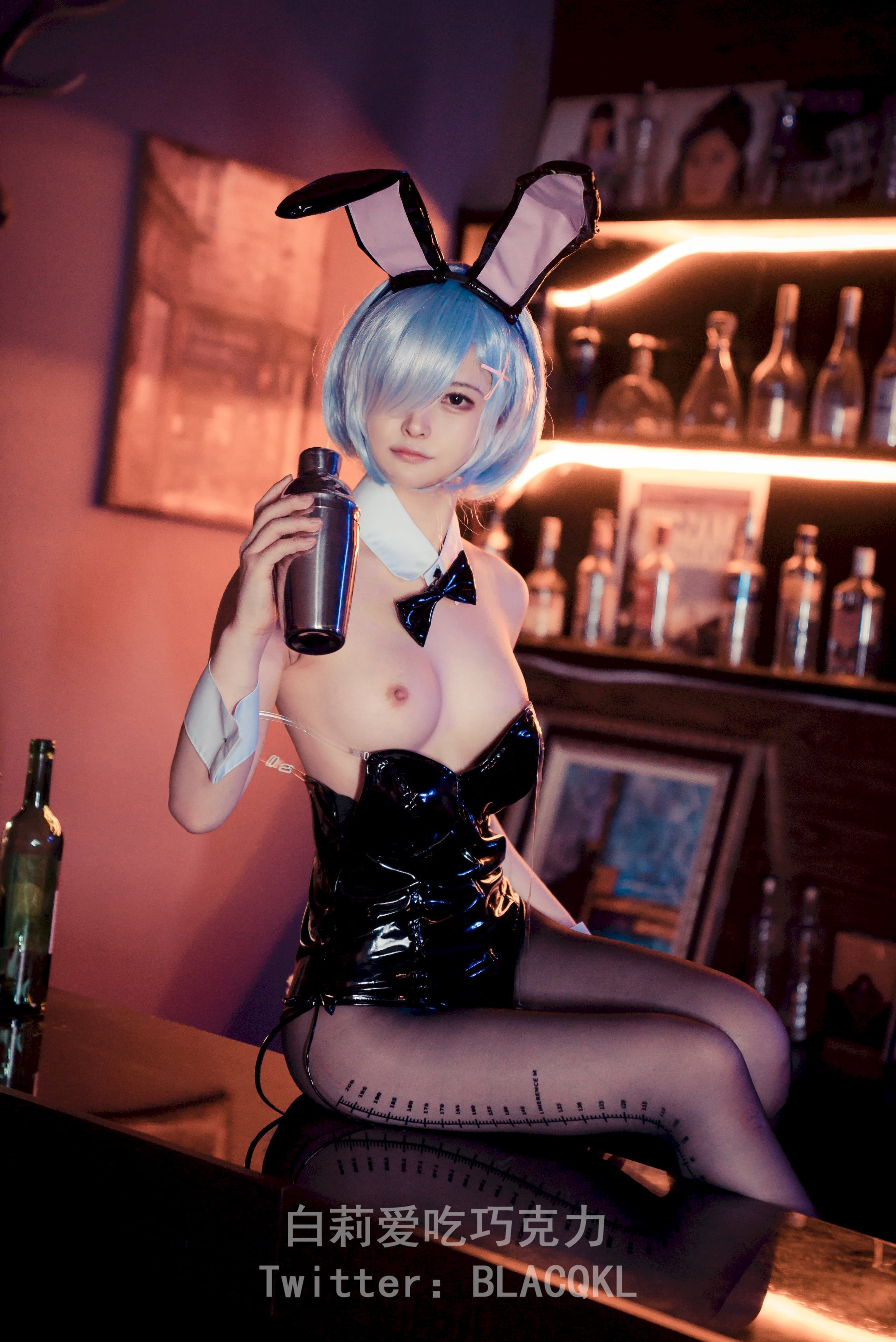 Bai Li loves to eat chocolate - Rem Bunny Girl
