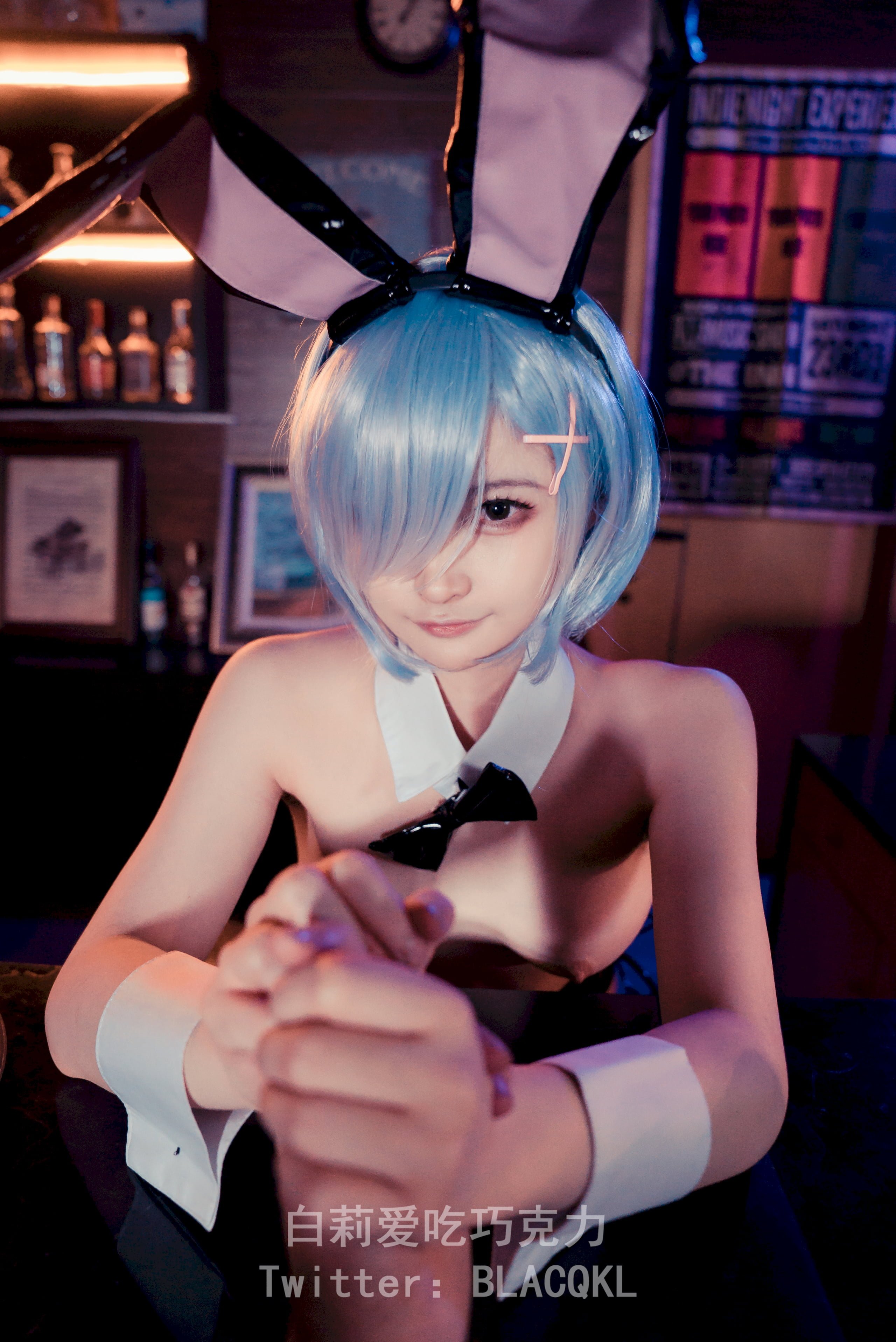 Bai Li loves to eat chocolate - Rem Bunny Girl