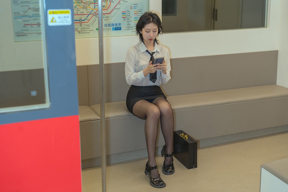 秋和コーギ & ナイタオ 電車