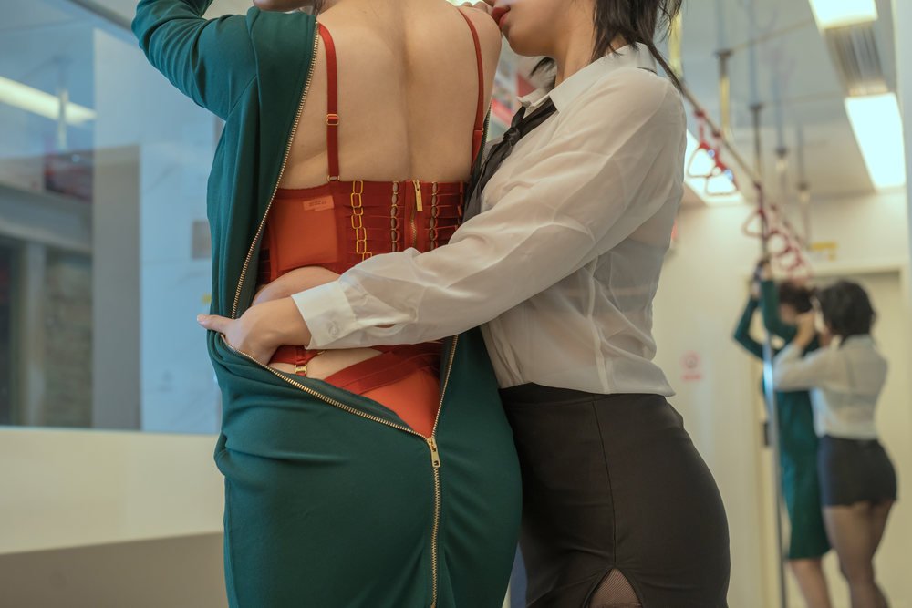 Thu và Corgi & Nai Tao xe điện