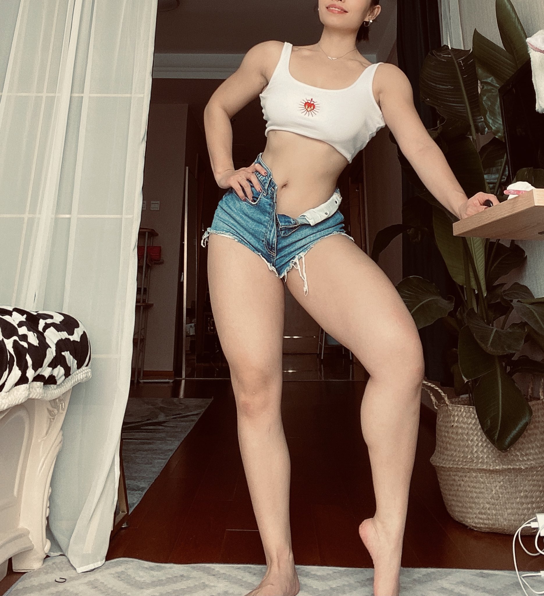 Chinese version of Kardashian! Twitter Tiktok, a popular fitness queen (Xia Tian), goes to the sea to take a self portrait, revealing her naked body, fitness and dancing