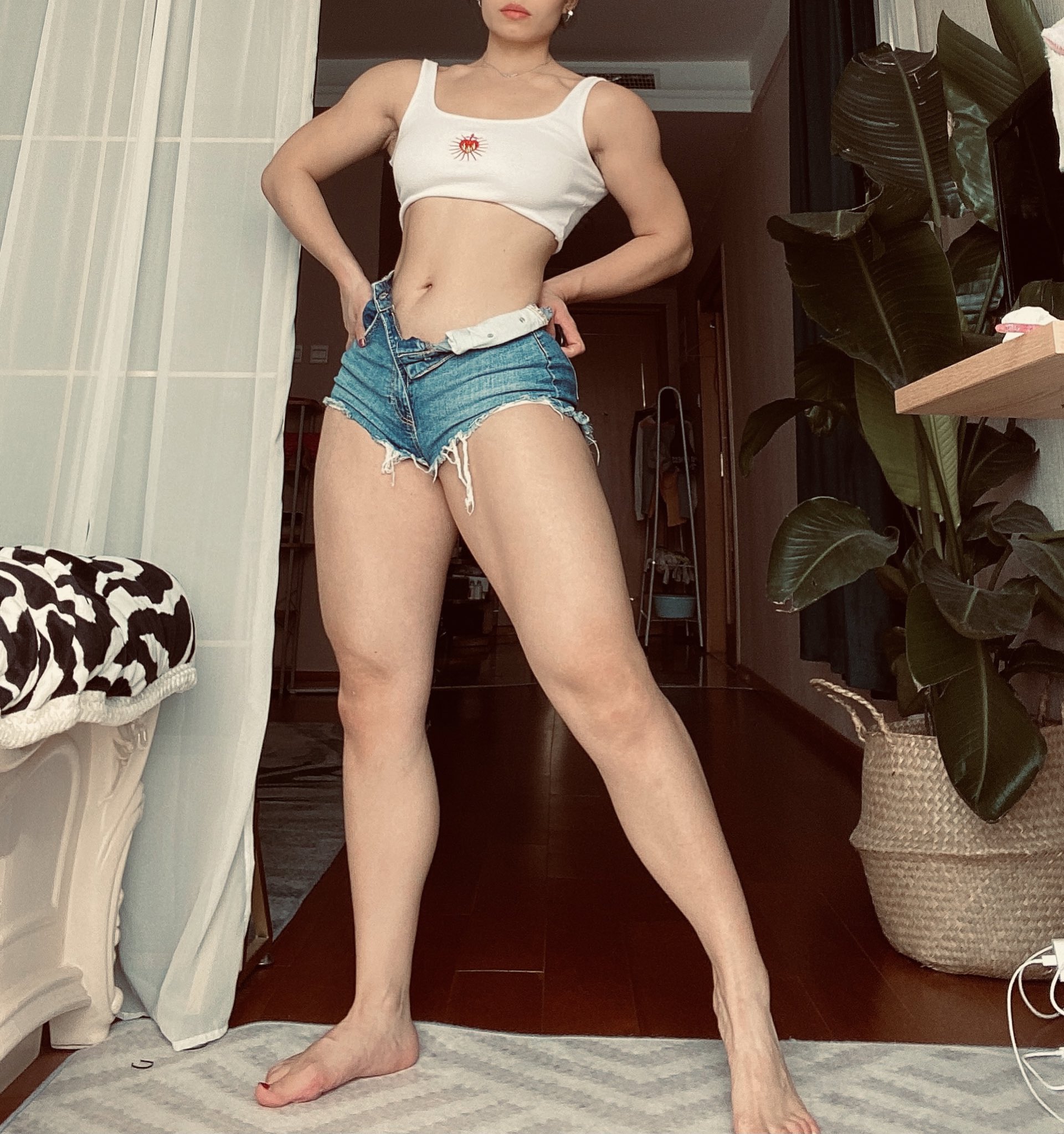 Chinese version of Kardashian! Twitter Tiktok, a popular fitness queen (Xia Tian), goes to the sea to take a self portrait, revealing her naked body, fitness and dancing