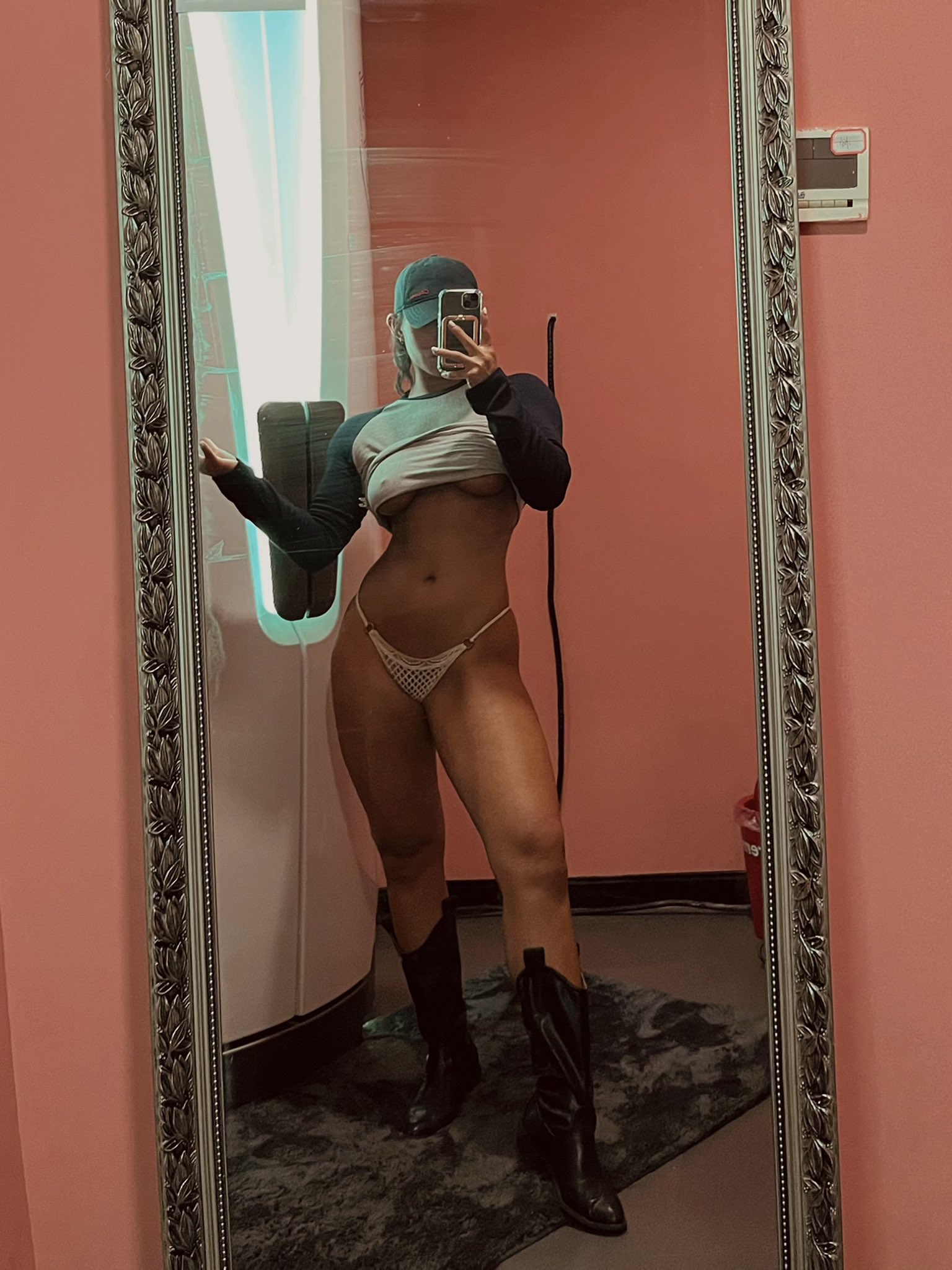 Chinese version of Kardashian! Twitter Tiktok, a popular fitness queen (Xia Tian), goes to the sea to take a self portrait, revealing her naked body, fitness and dancing