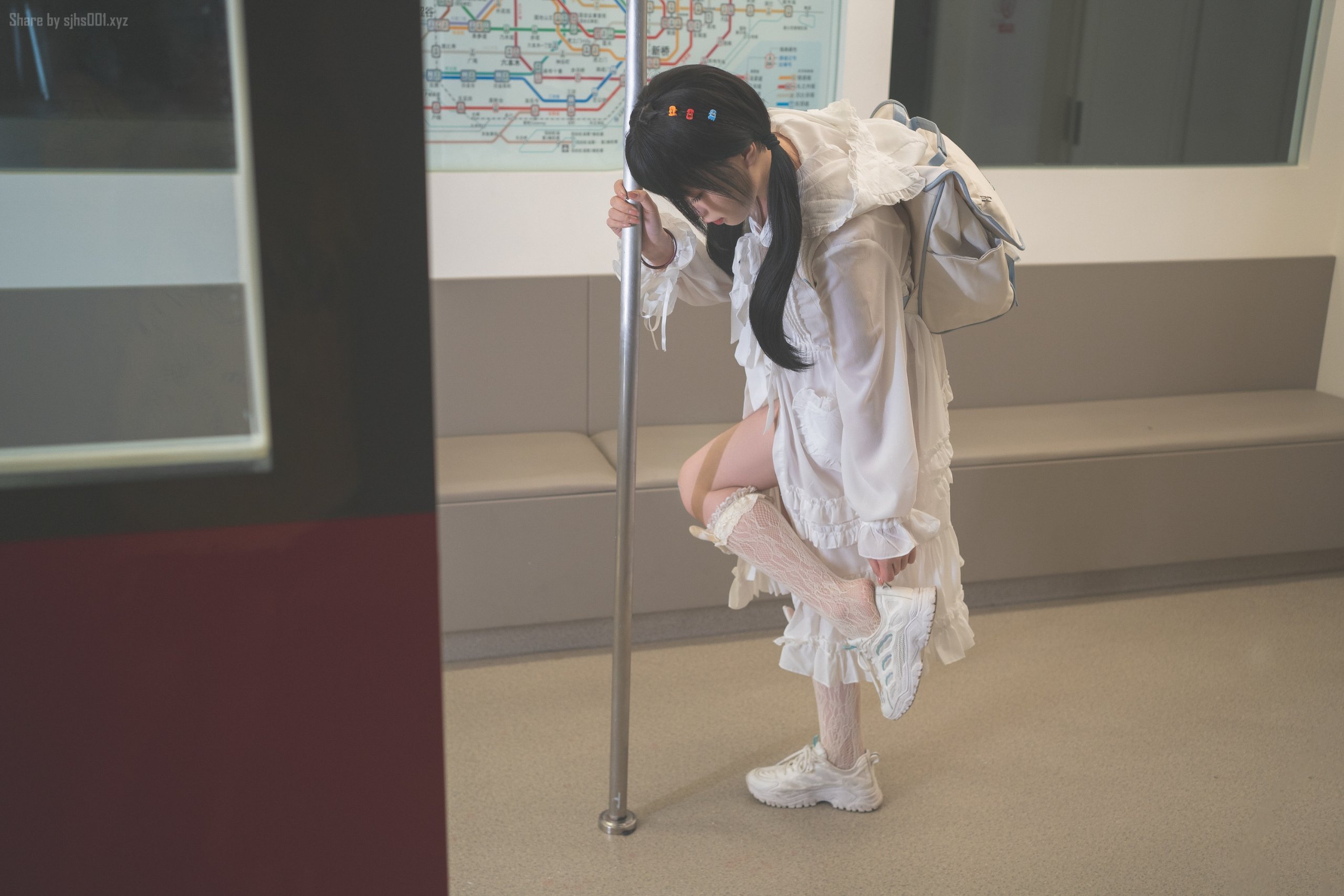 Explosive Machine Girl Meow Xiao Ji: Late Night Subway