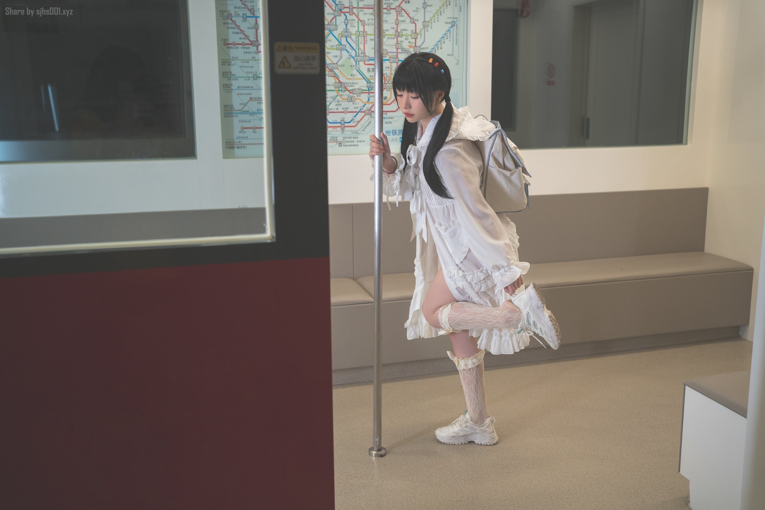 Explosive Machine Girl Meow Xiao Ji: Late Night Subway