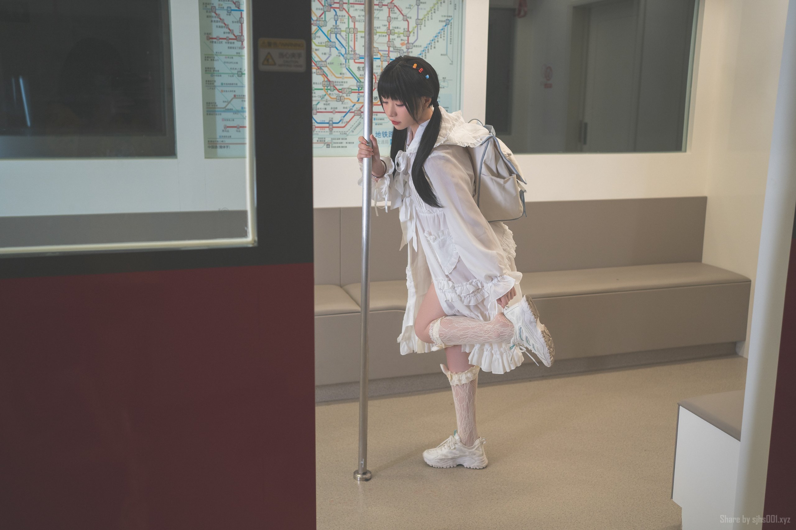 Explosive Machine Girl Meow Xiao Ji: Late Night Subway