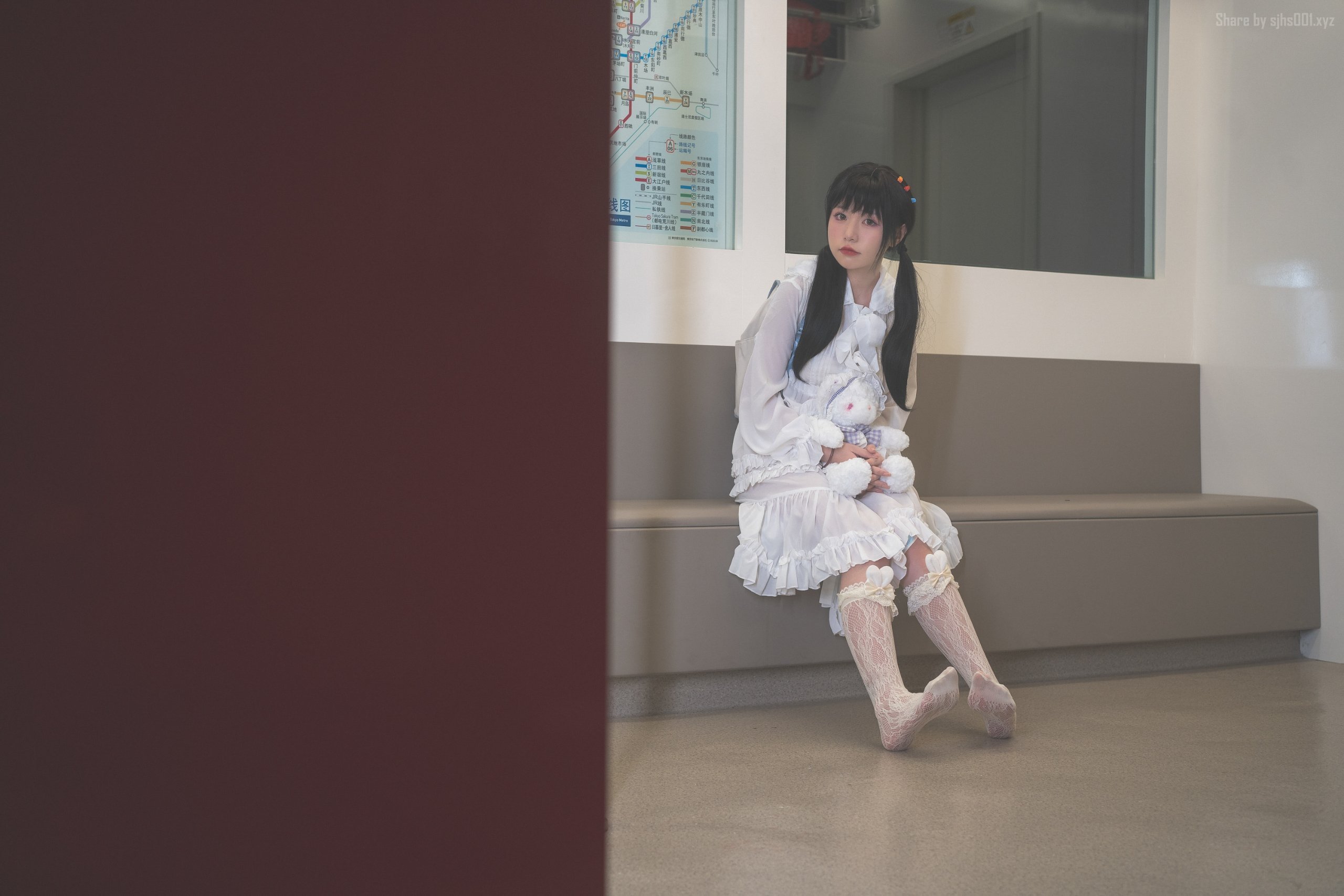 Explosive Machine Girl Meow Xiao Ji: Late Night Subway