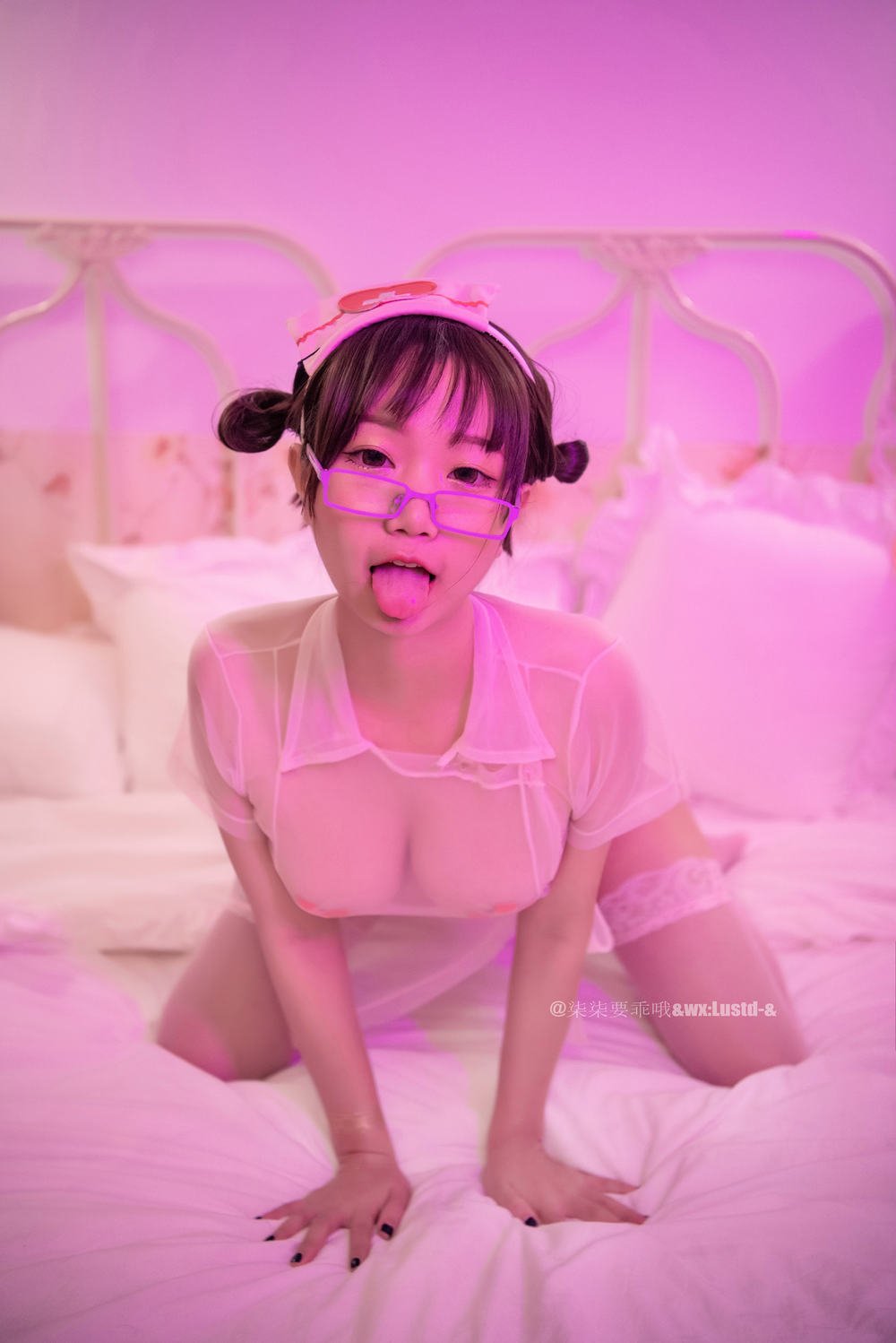 Kỳ Kỳ phải ngoan nhé, Y tá Hồng