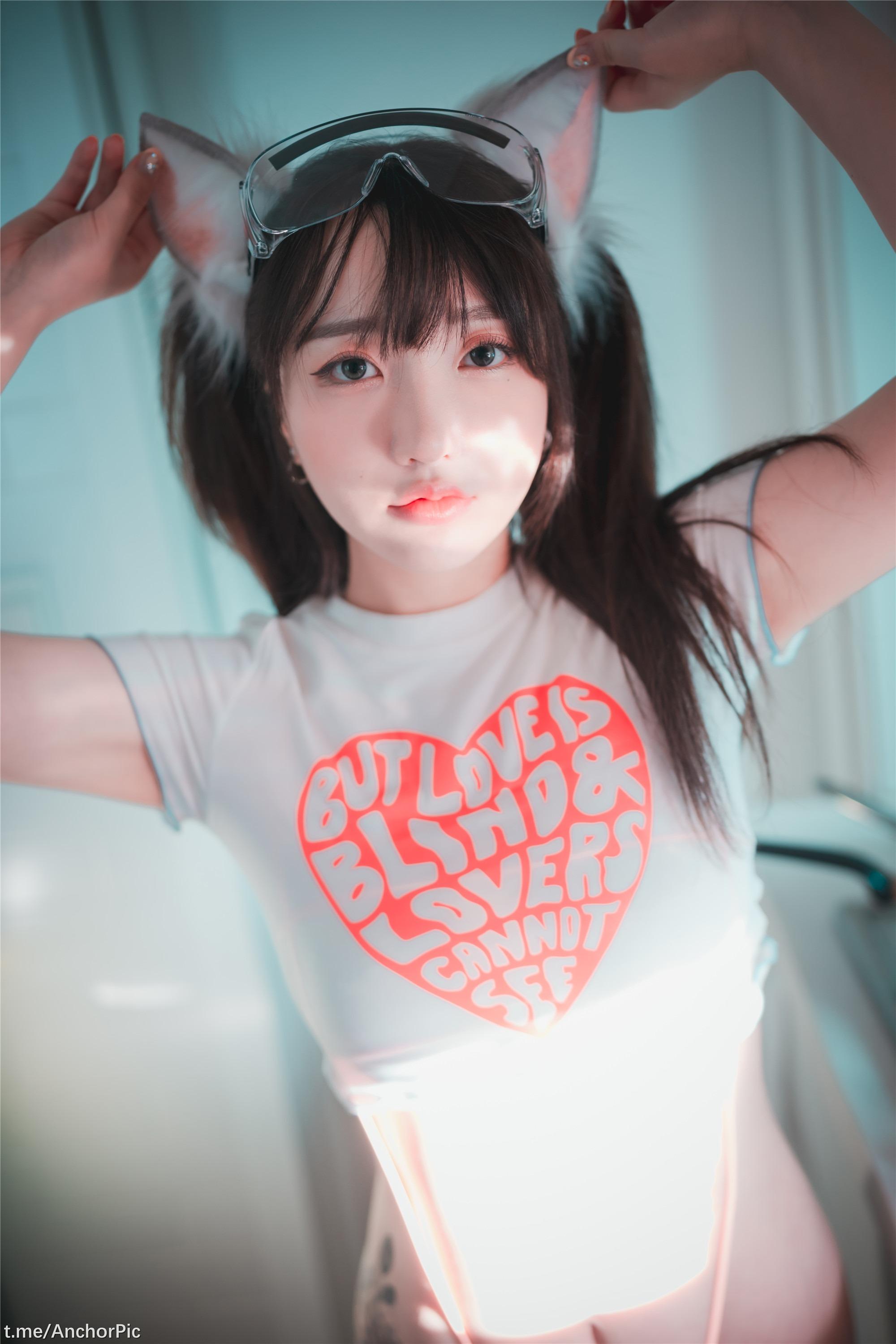 DJAWA Photo – Son Ye-Eun: Retro Gaming Girl 133P